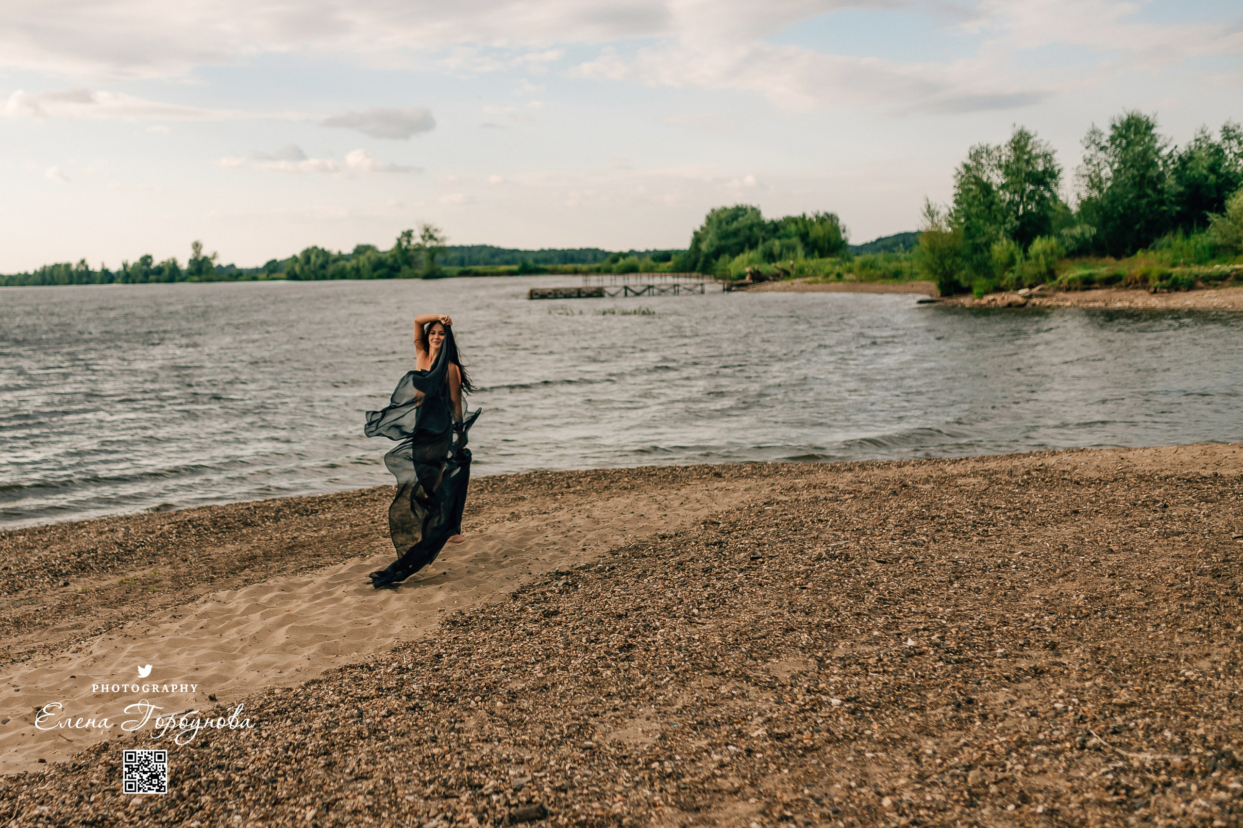 Черная серия с тканью. Набережная. Александра и Таисия. Июль 2025 г. Фотограф Пермь. Свадьбы. Семья и дети, школа, д. сад. Фотокниги