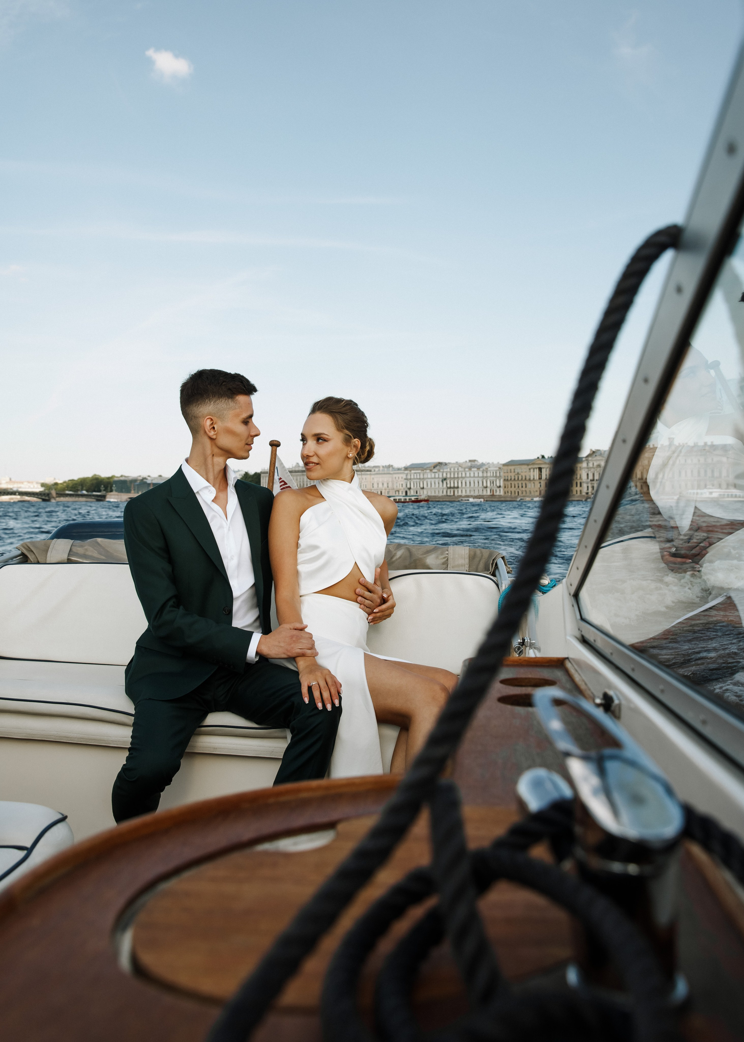 Оля и Андрей — свадебная фотосессия на катере. Свадебный и портретный фотограф в Санкт-Петербурге Анна Демьянова