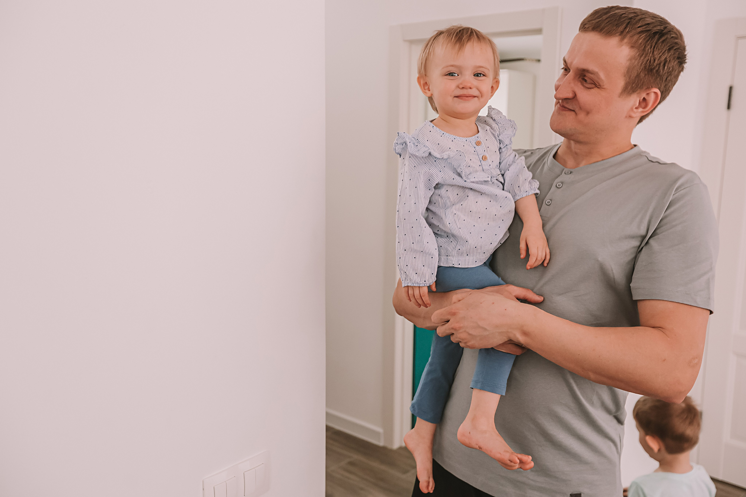 Семейная в домике (репортаж). Семейный фотограф Тюмень, фотограф на роды Салмина Мария