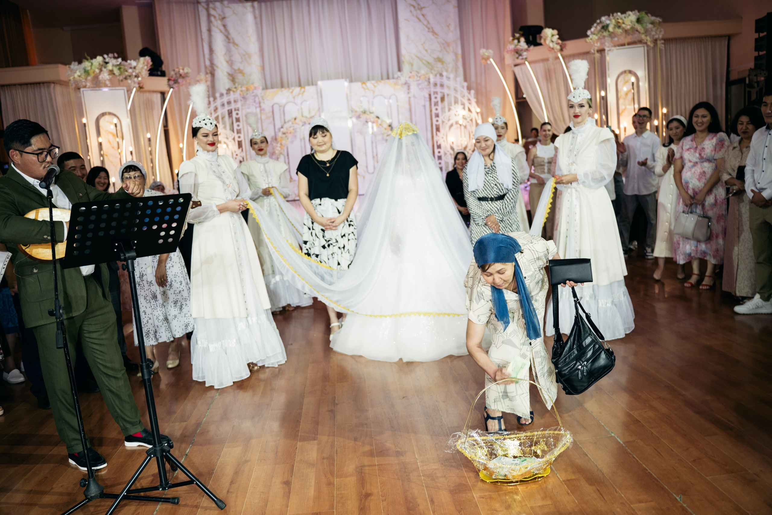 Ерлан и Айгера. Свадебный день. Отбор. ДК Орджоникидзе. Семейный и свадебный фотограф Молодзяновская Елена