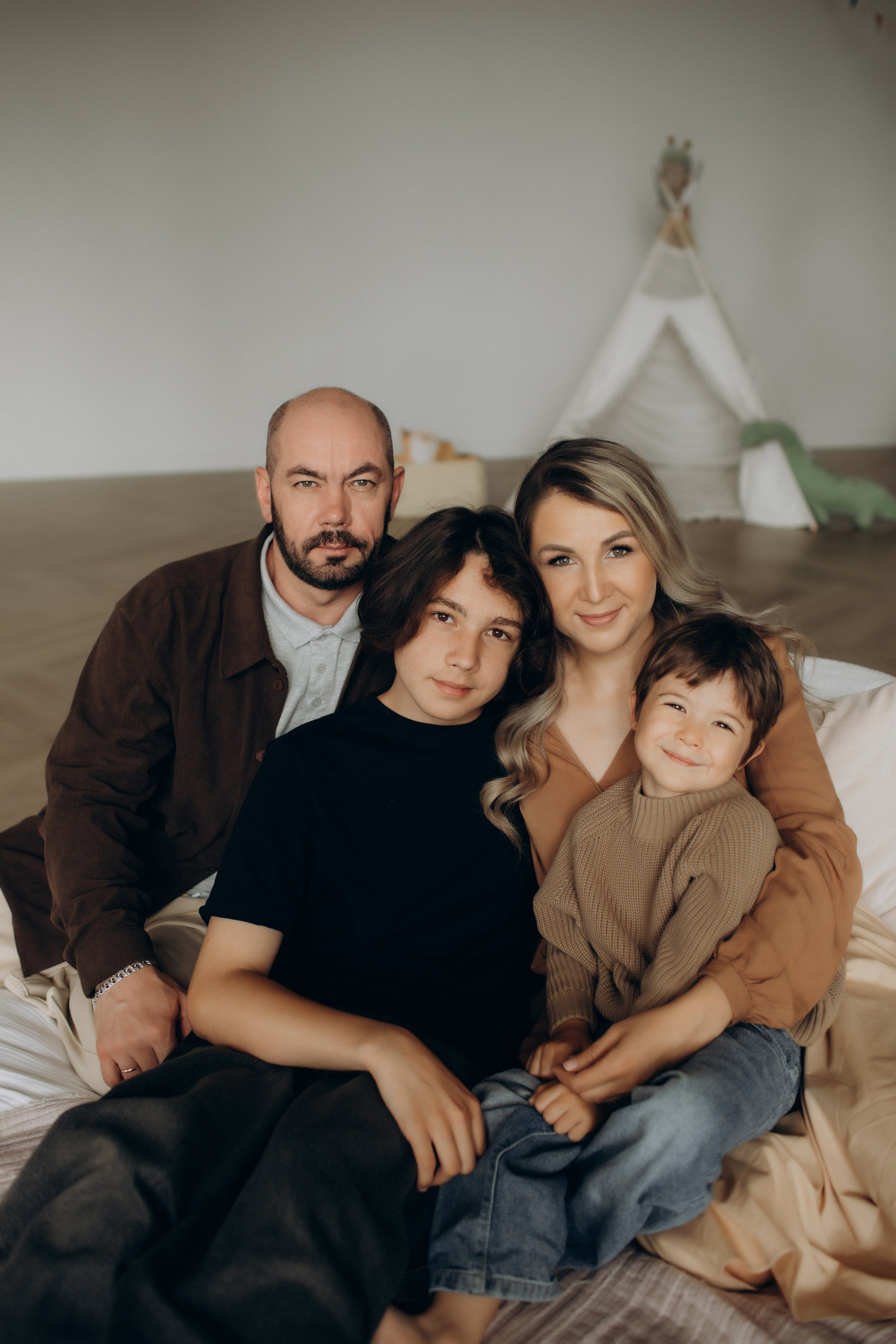 Семейная фотосессия в студии «Scandi». Семейный фотограф в Челябинске Ксения Зубкова