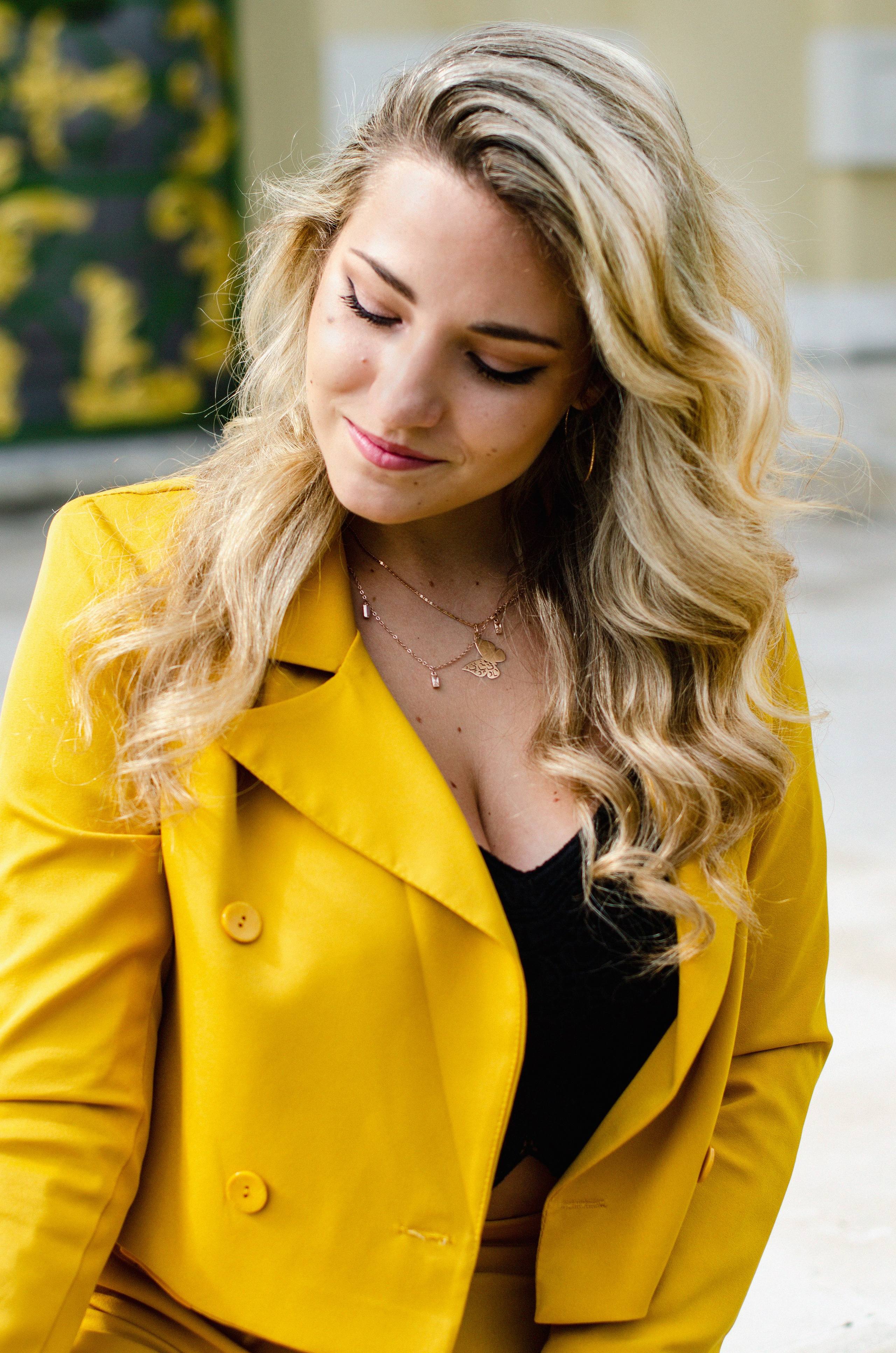 Park, woman in yellow, nature. Family, portrait, content photo in Costa Rica Evgeniya Besprozvannykh