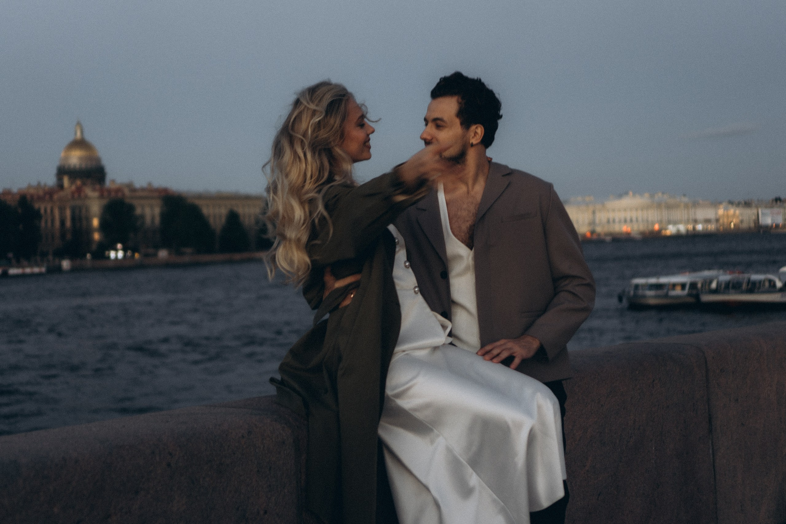 СВАДЕБНАЯ СЬЕМКА ПАРЫ НА РАССВЕТЕ В БЕЛЫЕ НОЧИ И ПРОГУЛКА С РАЗВОДНЫМИ МОСТАМИ И ПИКНИК ВОЗЛЕ ИСАКИЕВСКОГО СОБОРА. Профессиональный фотограф, Санкт-Петербург — Виктория Богомолова