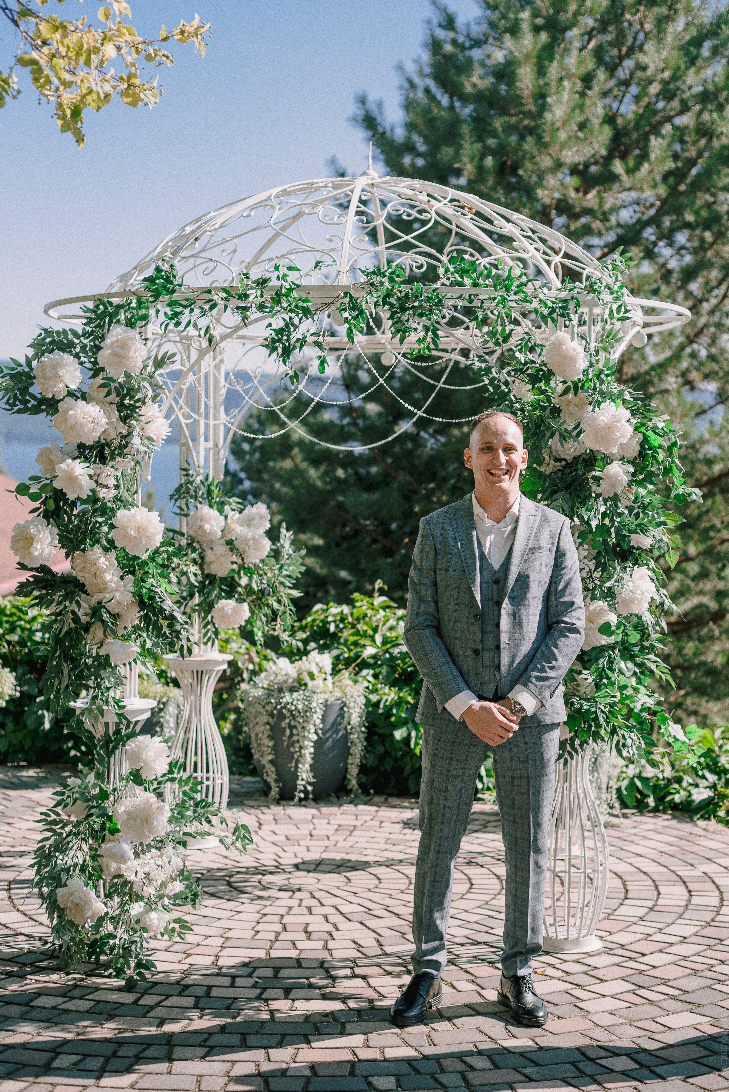 Жених ждет невесту в цветочной арке