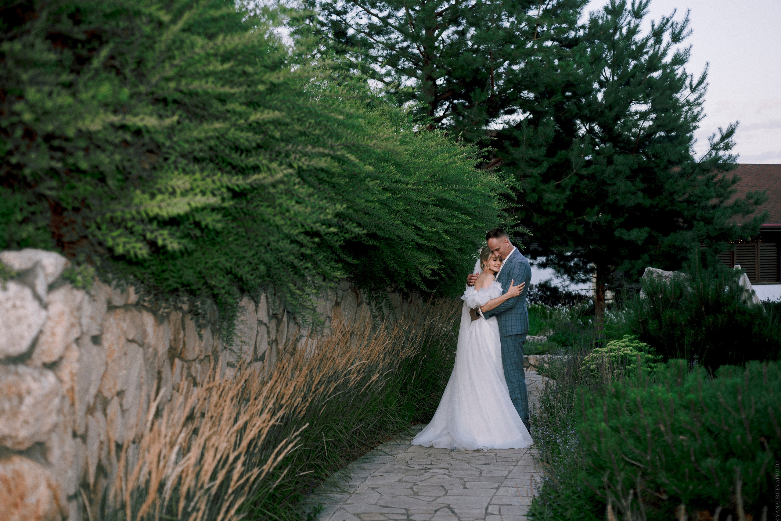 Фотосессия молодоженов вечером в парке