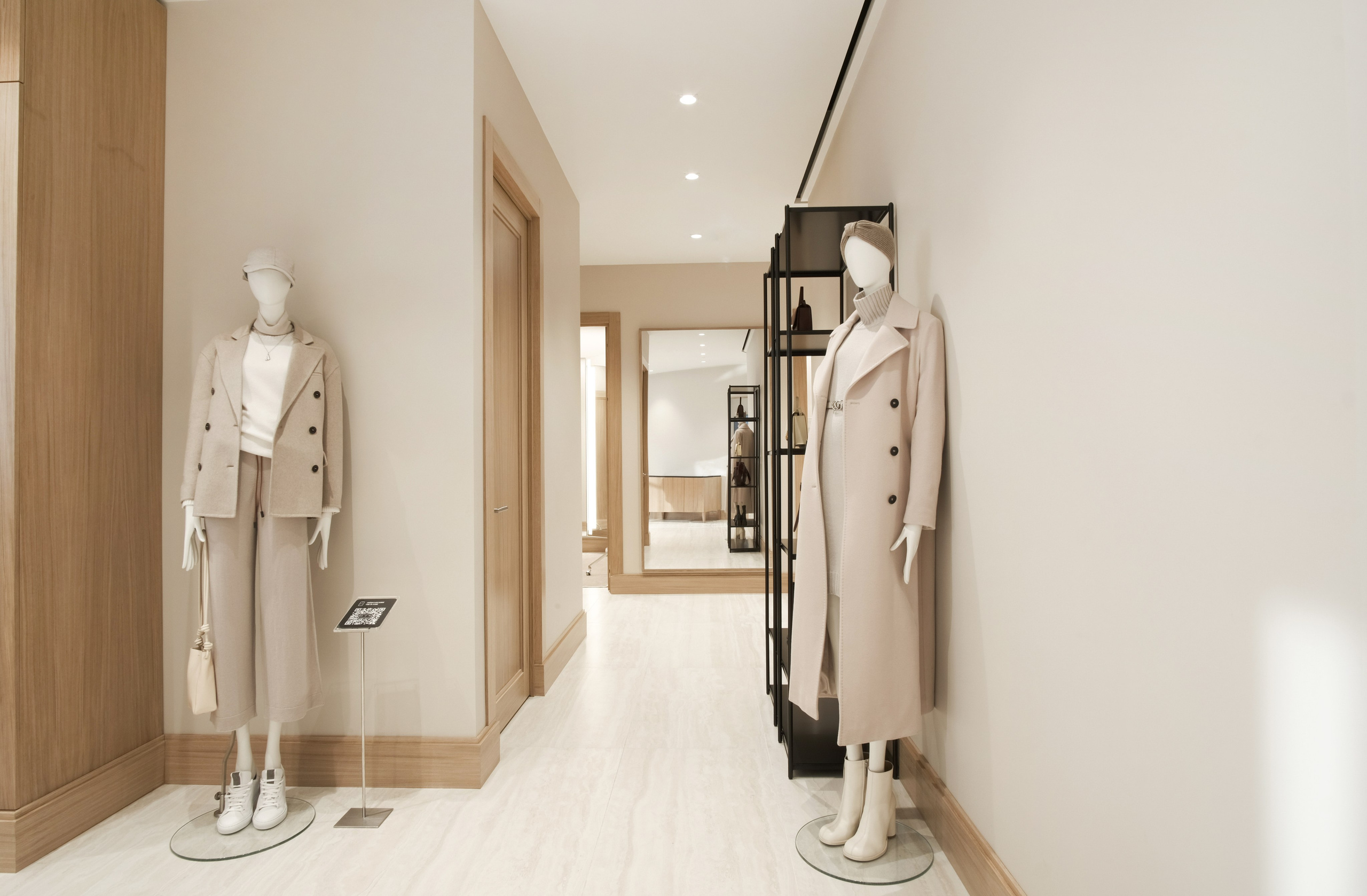 Фотография манекенов с брендовой одеждой  в  бутике 