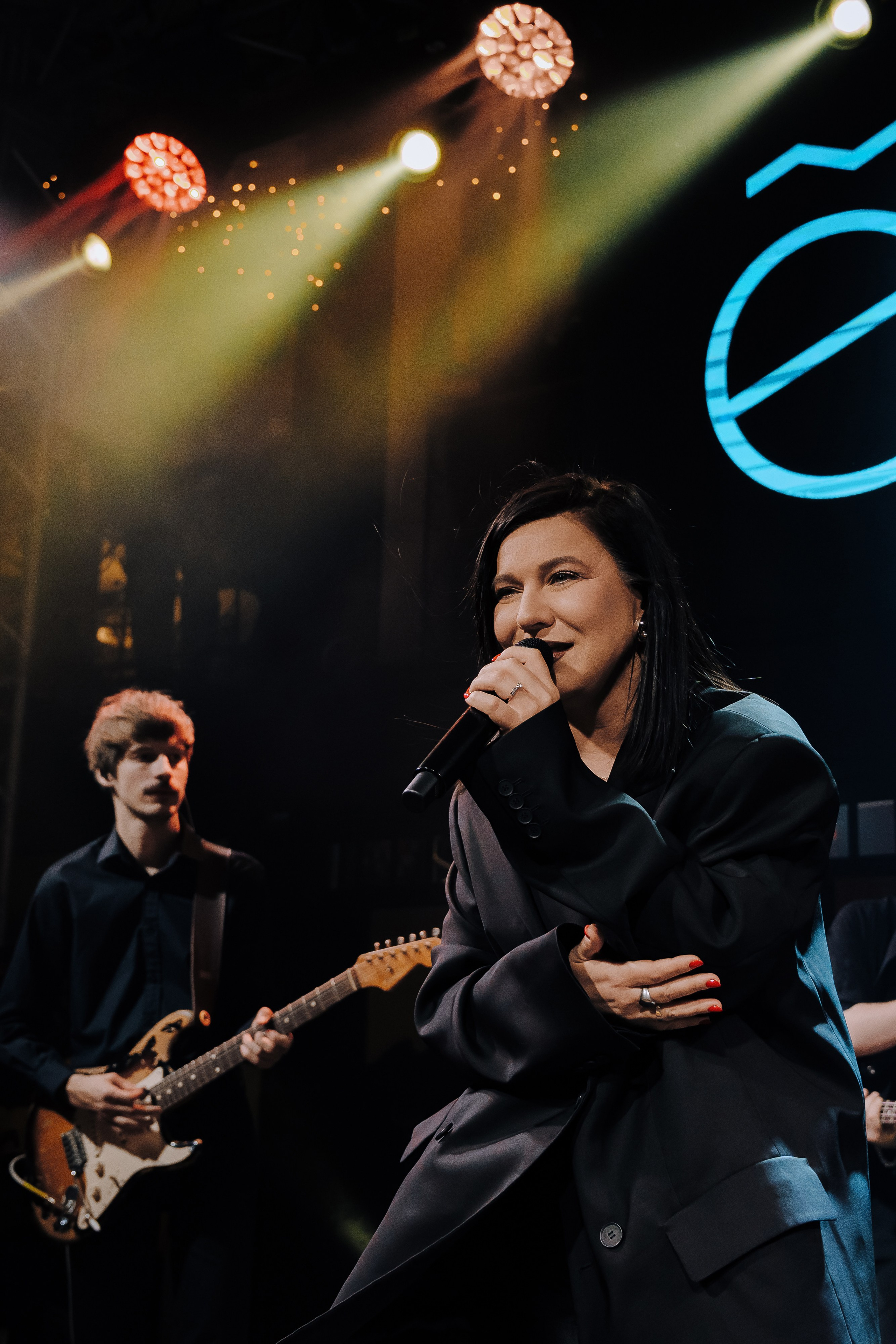 20 ЛЕТ МЕГАПОЛИС ЧЕЛЯБИНСК ХЕДЛАЙНЕР ЕЛКА. Репортажный фотограф Зуев Роман г. Челябинск