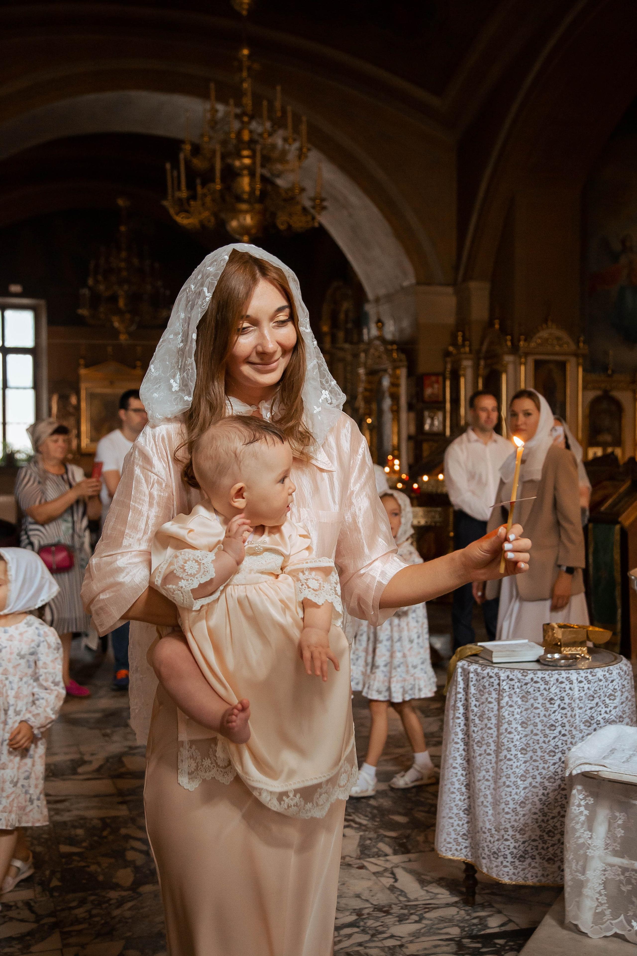 Репортажная съемка крещения — трогательные кадры таинства в Москве. Фотограф Анна Татаурова | Авторская фотосъемка в Москве
