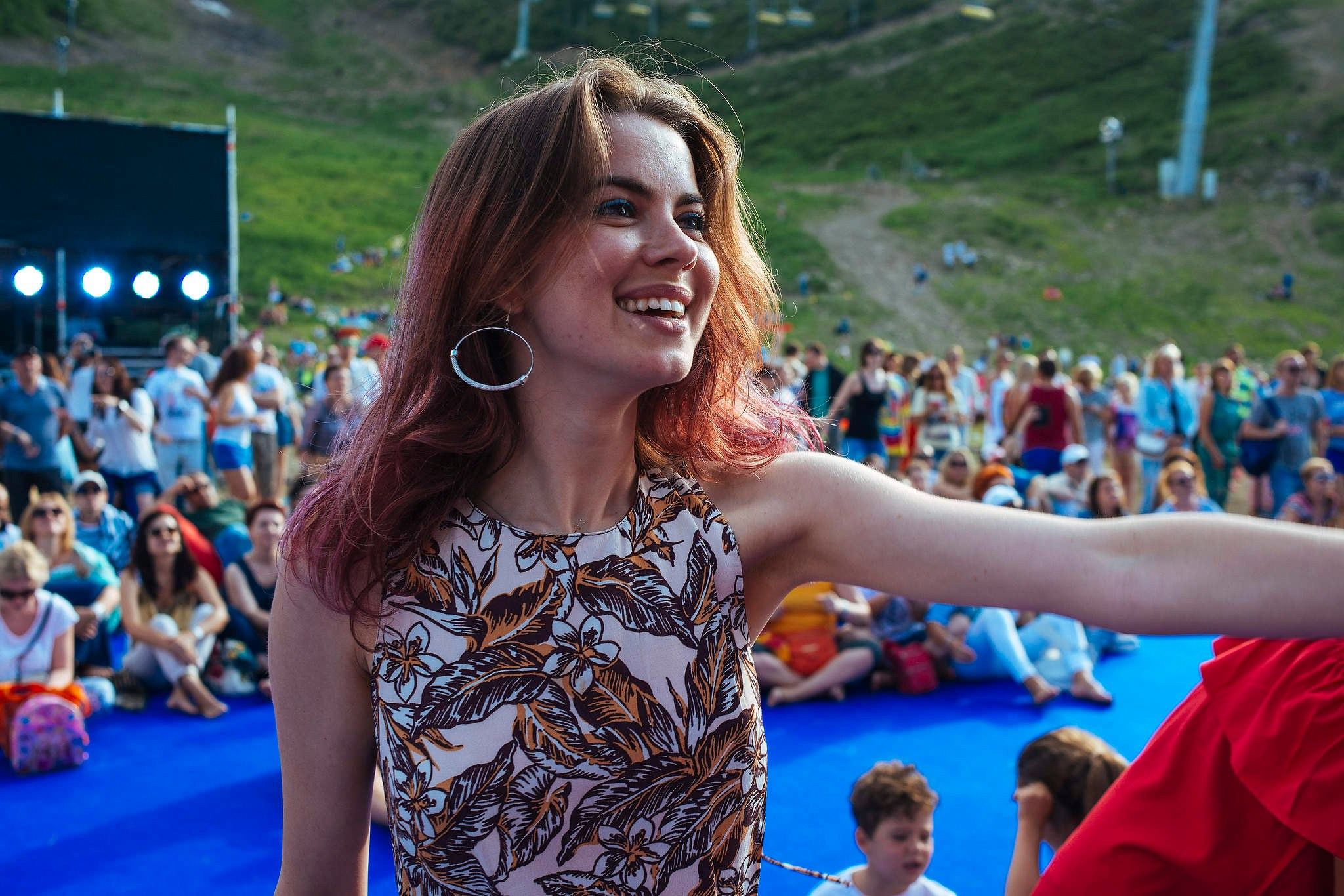 Зрители слушают и танцуют на итоговом концерте на фестивале Усадьба Jazz в Красной Поляне. Съемка для Усадьба Jazz в 2016 году.