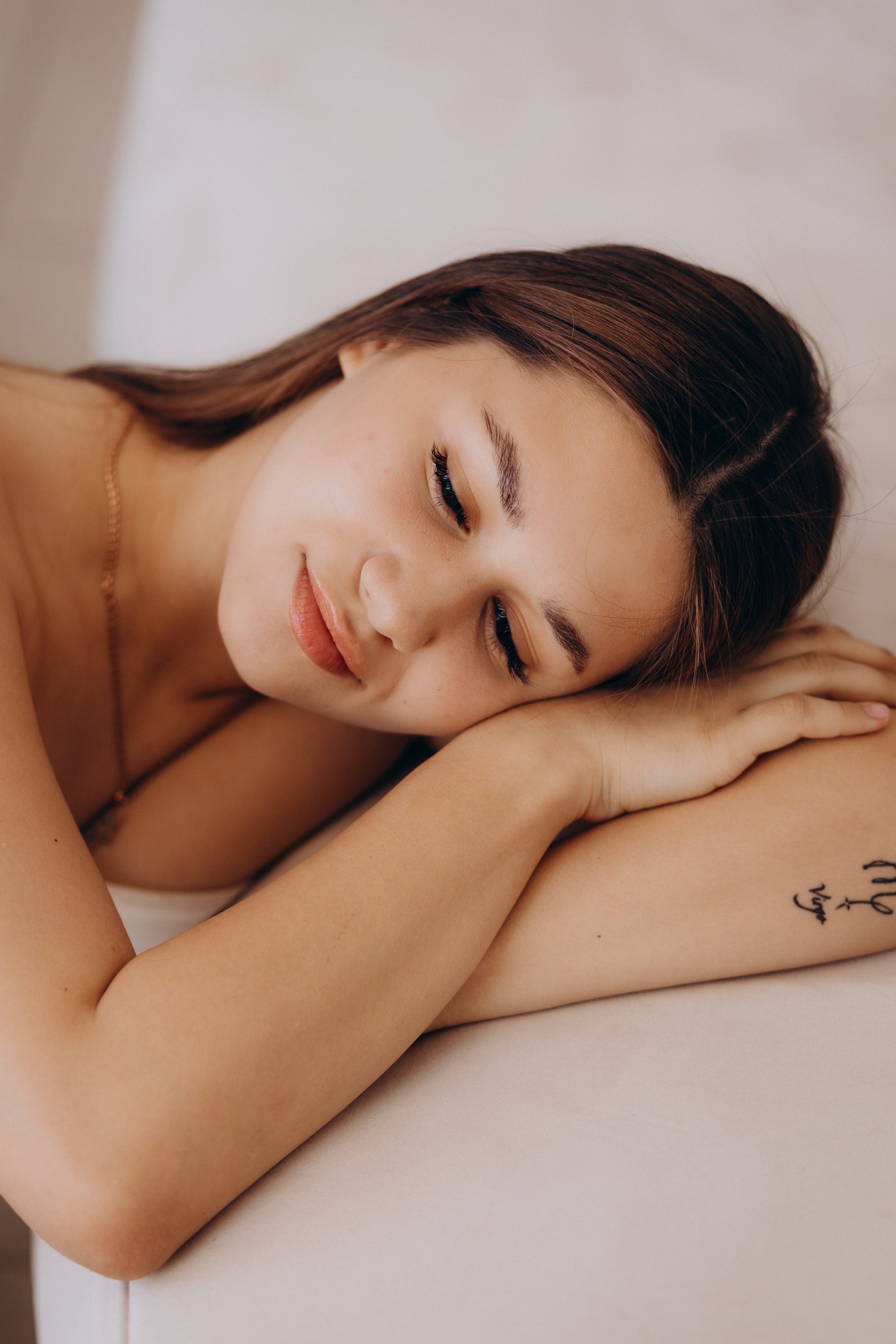 Фотосессия для контента салона красоты Бровико. Фотограф в Санкт-Петербурге Разиля Идиятуллина