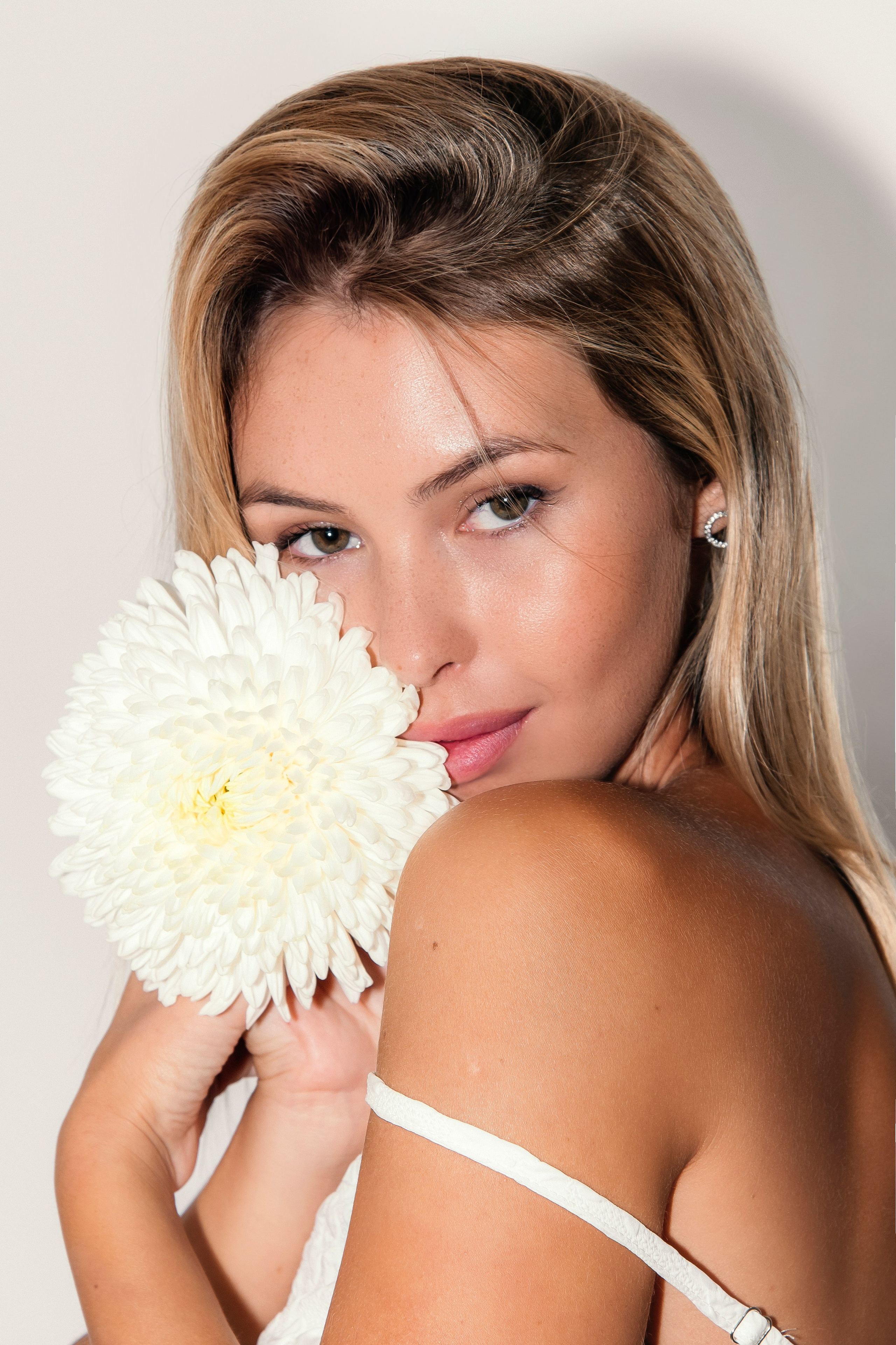 Портретная с цветком. Фотографы в Тюмени Андрей и Лидия Войвод