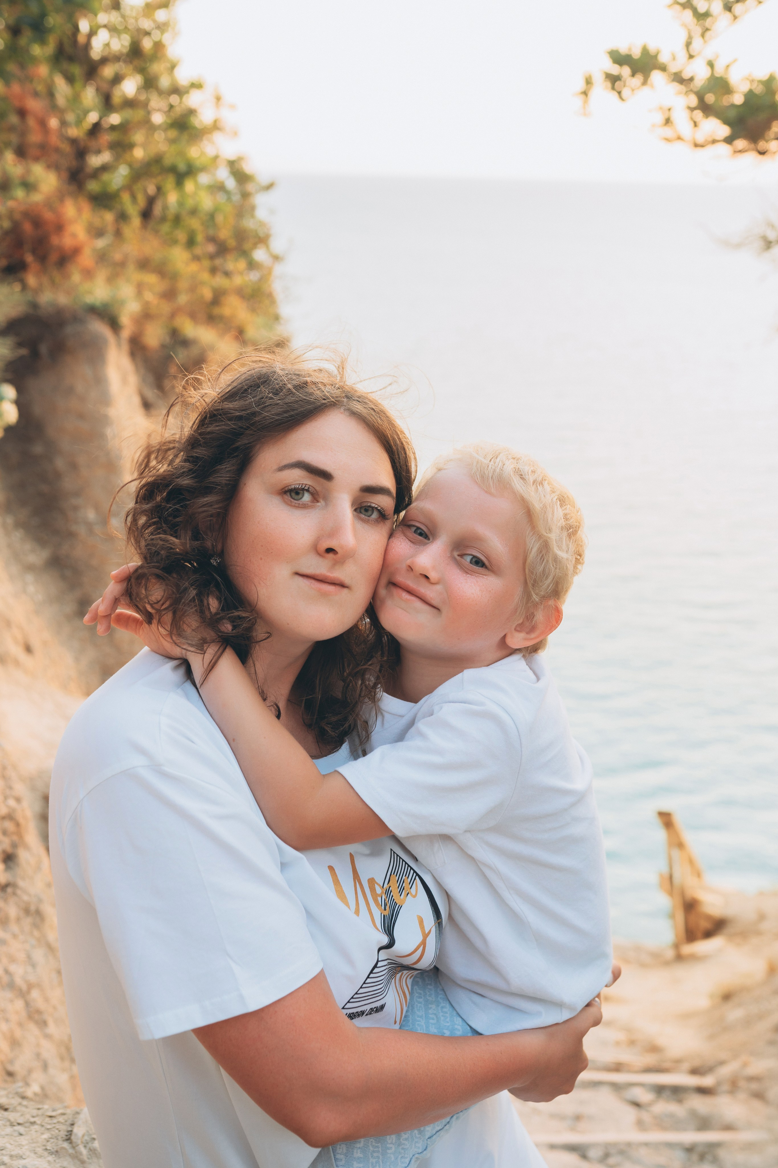 Семейная фотосессия в Новороссийске: папа изображает "морского богатыря" с детьми на плечах, фотограф Новороссийск