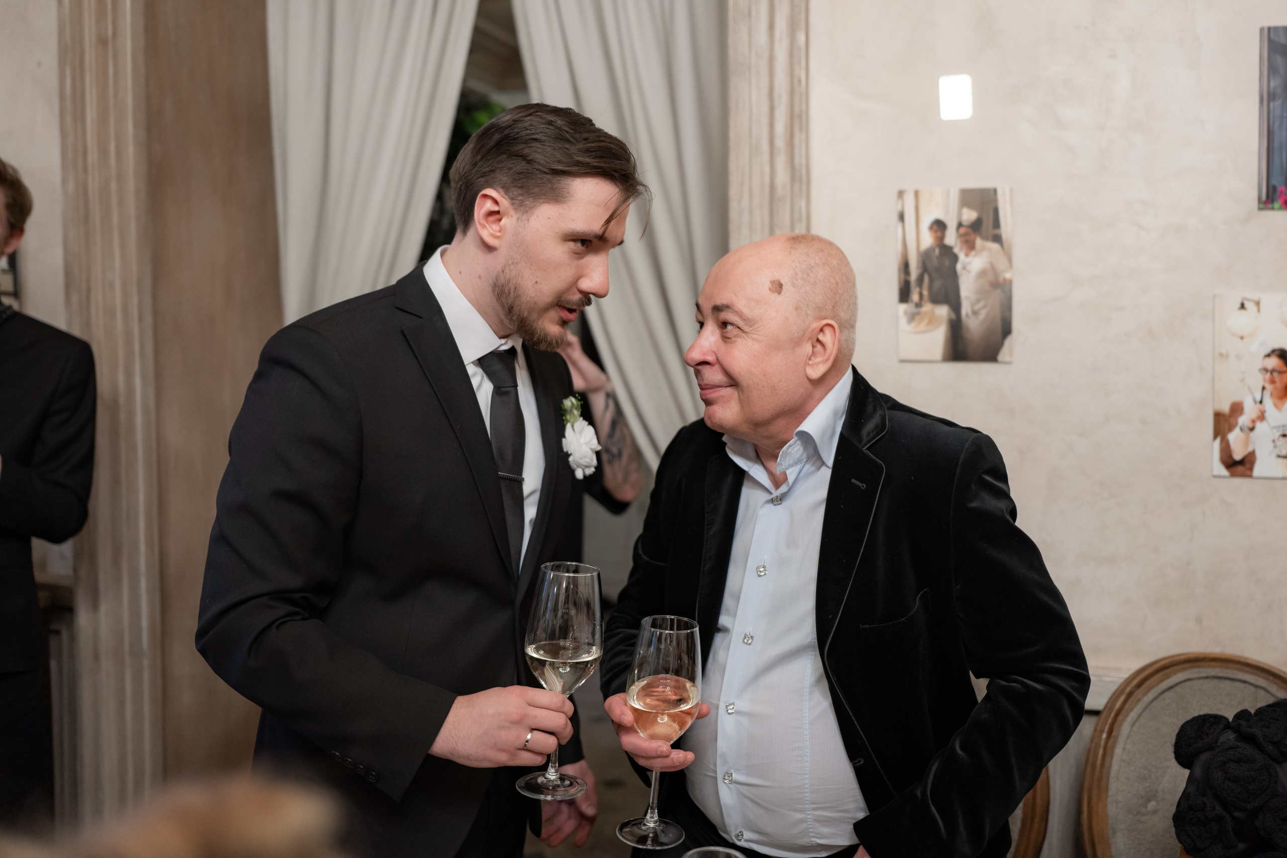 Свадебная фотосессия на Вокзале и рядом с Исаакиевским собором. Свадебный фотограф Александр Невский в Санкт-Петербурге