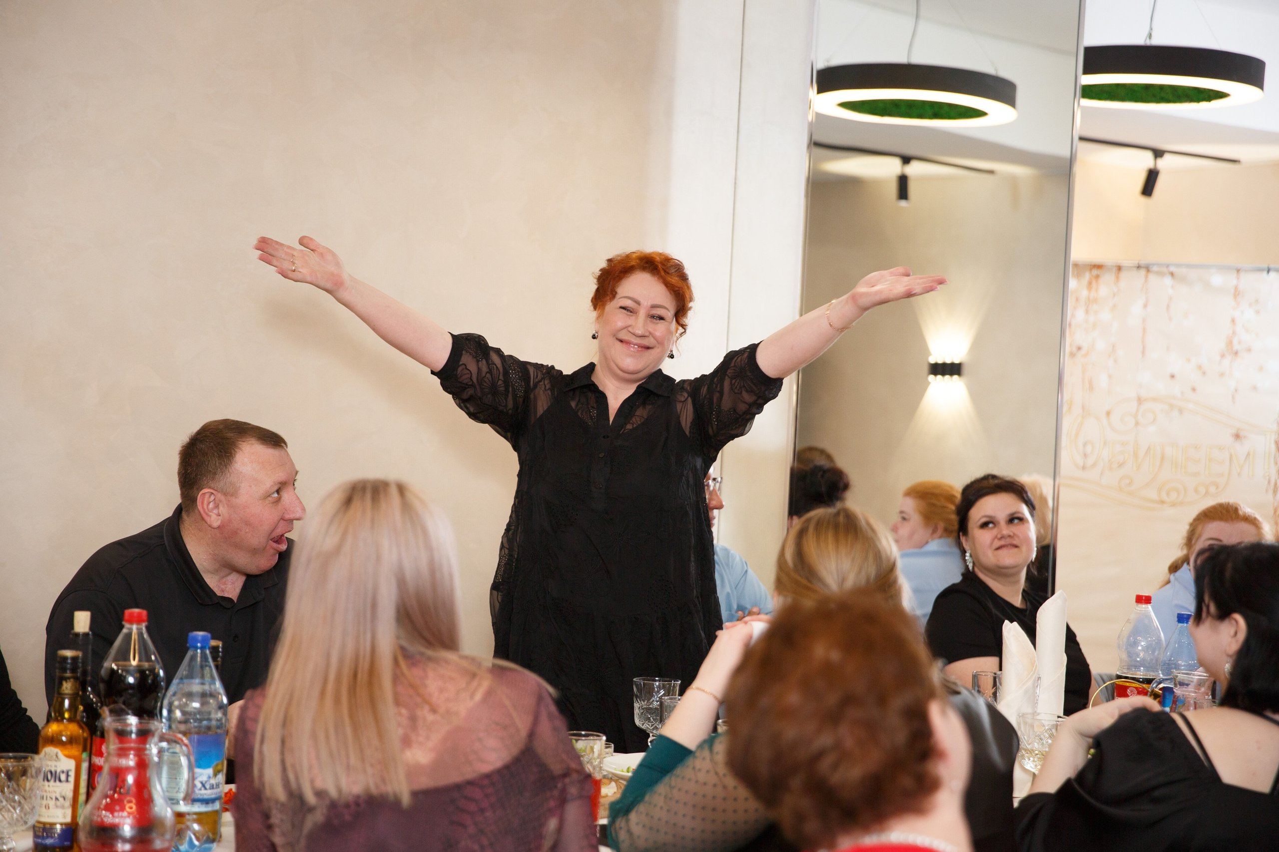 Семейное торжество в ресторане — живой фотоотчет от фотографа Алексея. Репортажный фотограф на дни рождения и юбилеи в Улан-Удэ — Алексей Раднаев