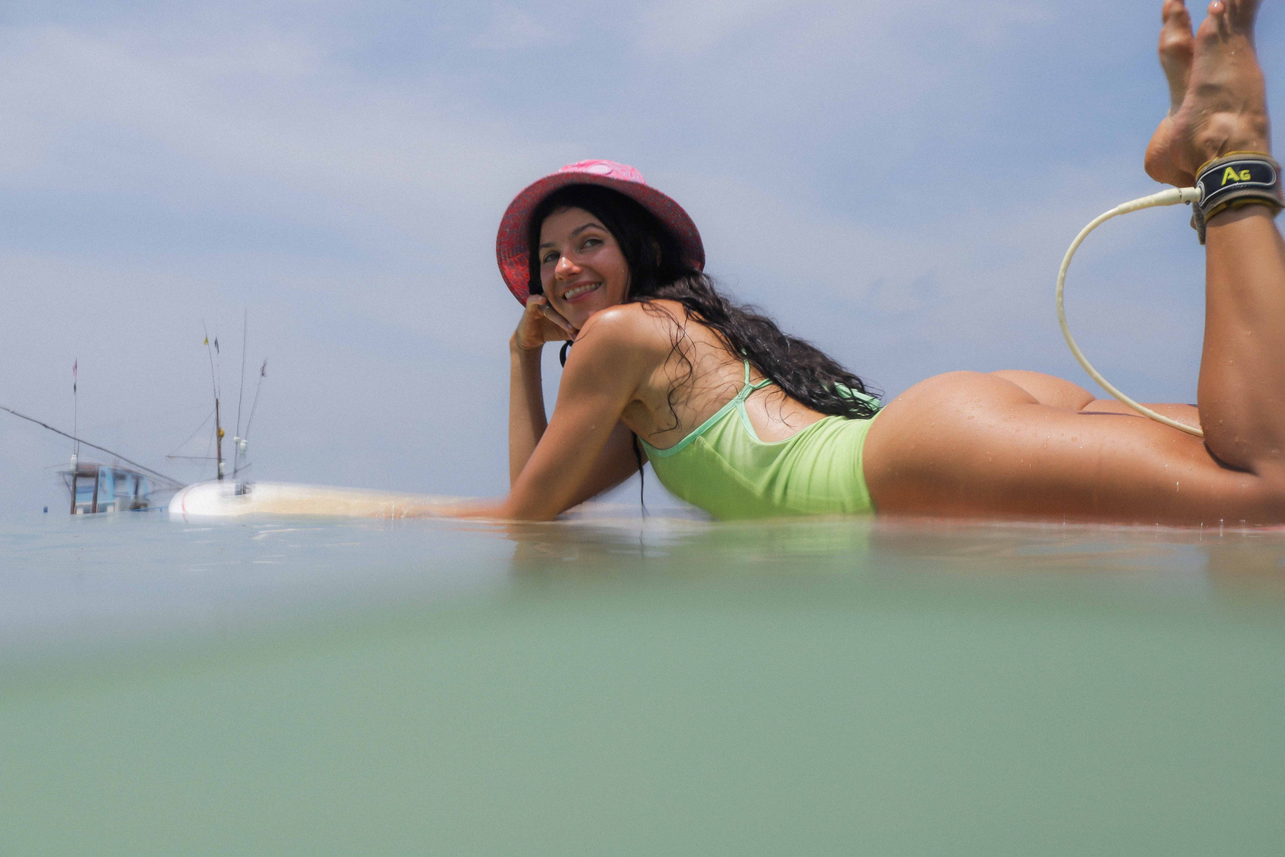 Съемка серфинга с воды в Велигаме | Девушка на рифе — атмосферные кадры. Фотограф на Шри-Ланке