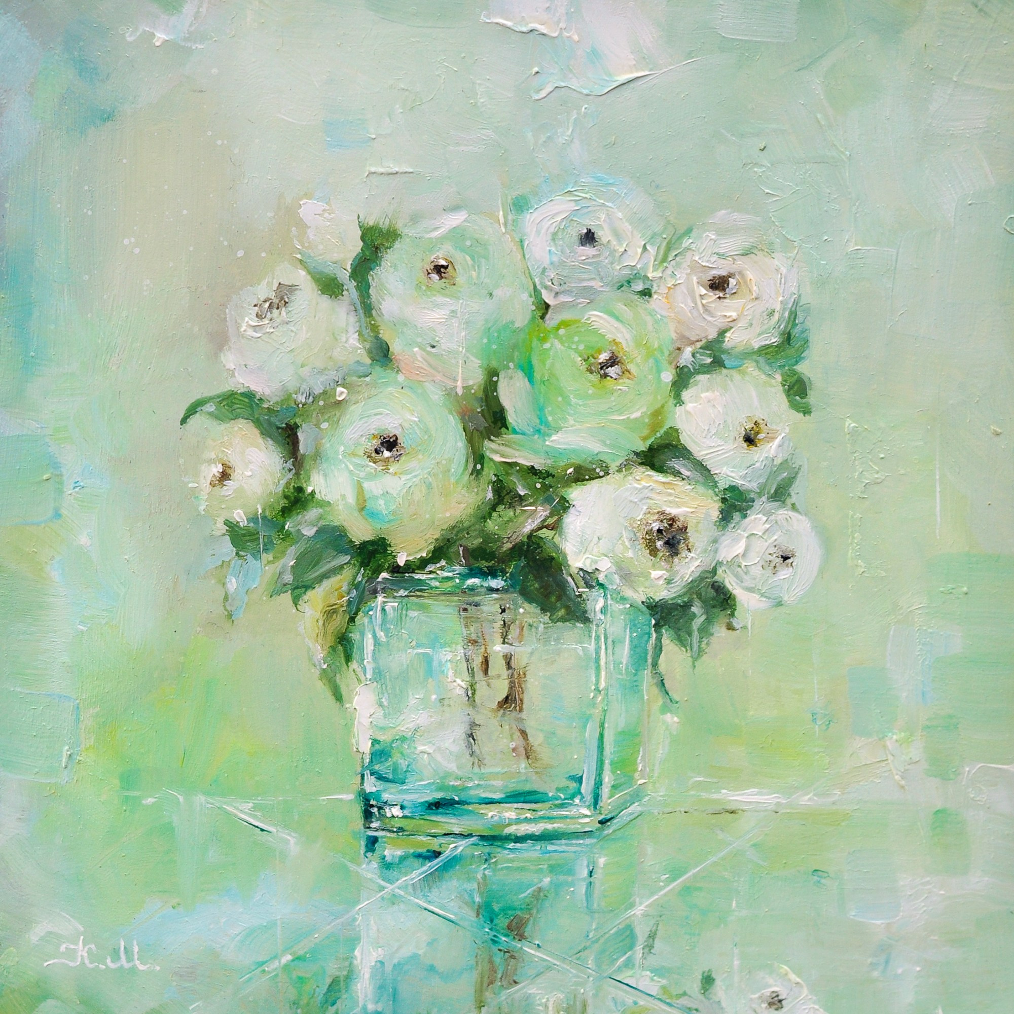 Картина пионы в стеклянной вазе на мягком пастельно-зеленом фоне. Бело-зеленые цветы создают спокойную и нежную атмосферу.