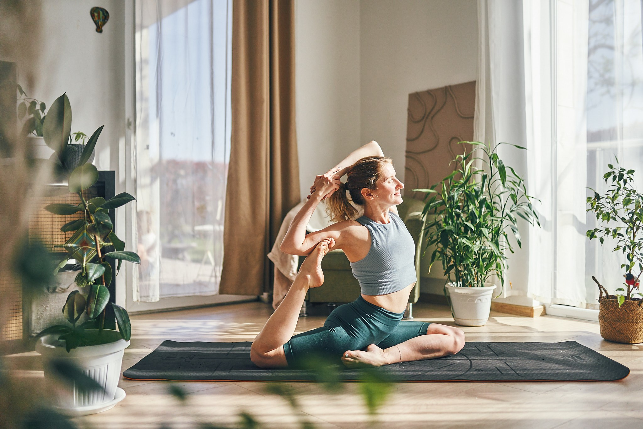 Репортажная съемка йога класса на берегу моря. Фотограф в Сочи Катя Гончарова
