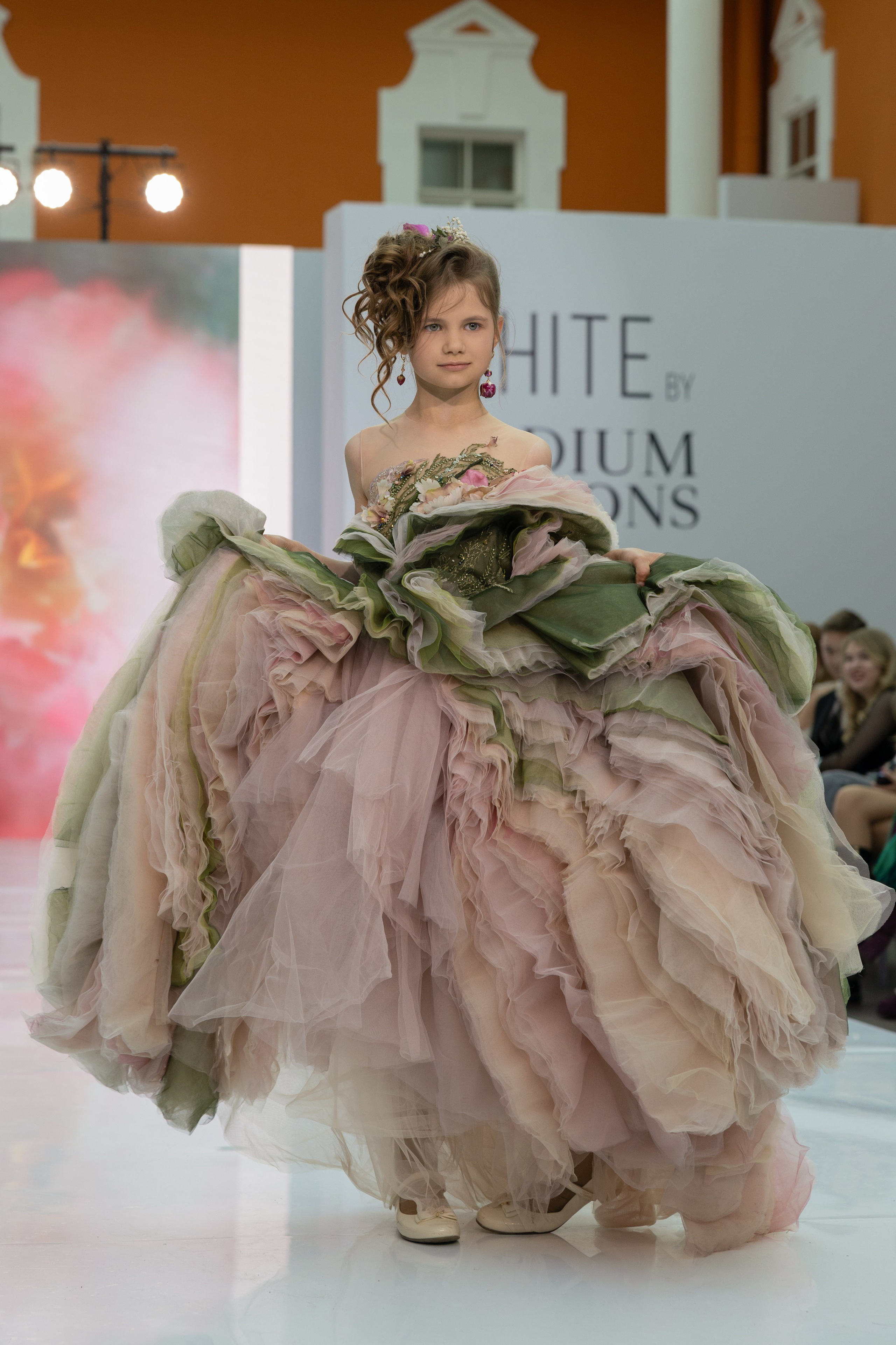 <img src="image.jpg" alt="репортаж с модного показа в Санкт-Петербурге">