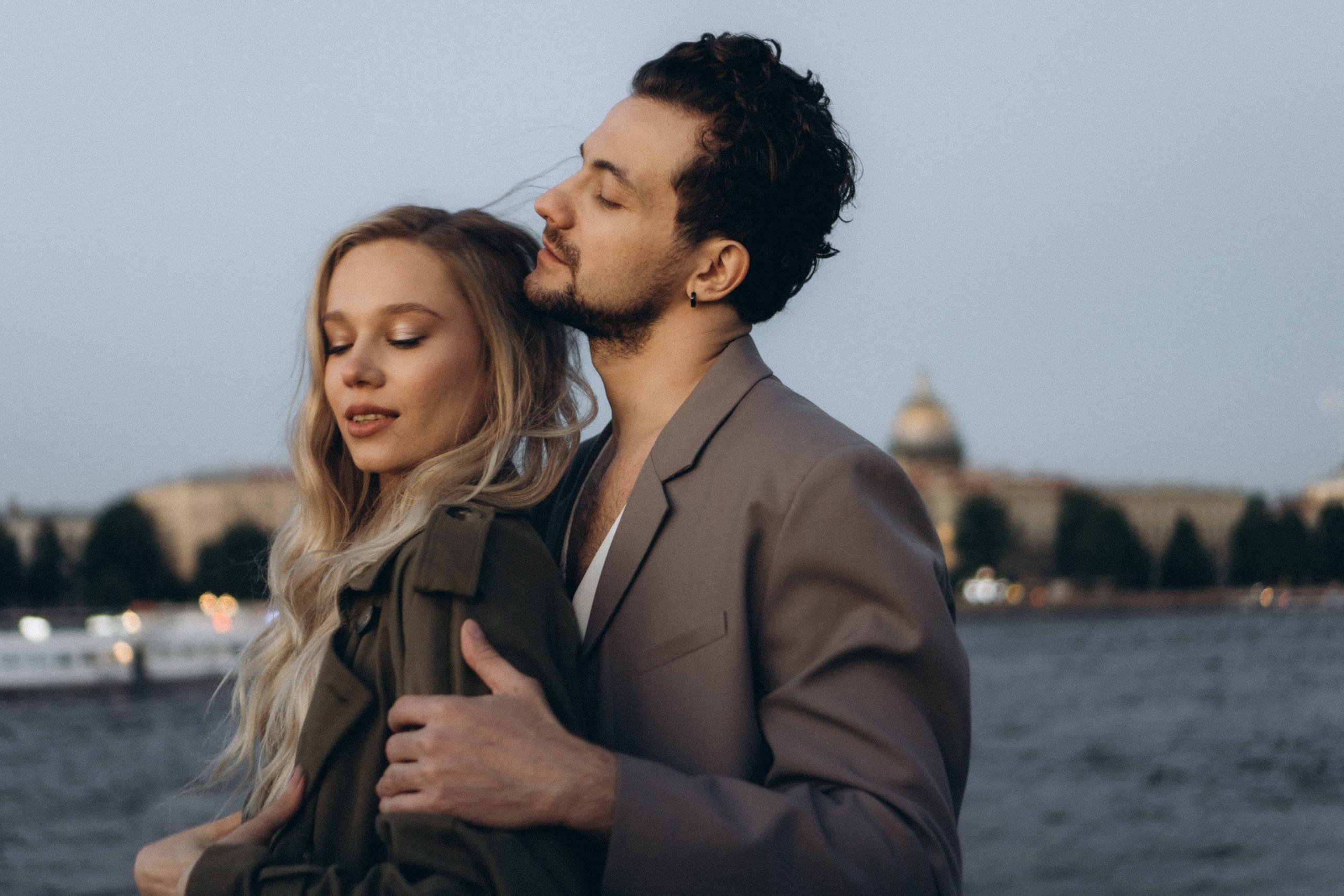 СВАДЕБНАЯ СЬЕМКА ПАРЫ НА РАССВЕТЕ В БЕЛЫЕ НОЧИ И ПРОГУЛКА С РАЗВОДНЫМИ МОСТАМИ И ПИКНИК ВОЗЛЕ ИСАКИЕВСКОГО СОБОРА. Профессиональный фотограф, Санкт-Петербург — Виктория Богомолова