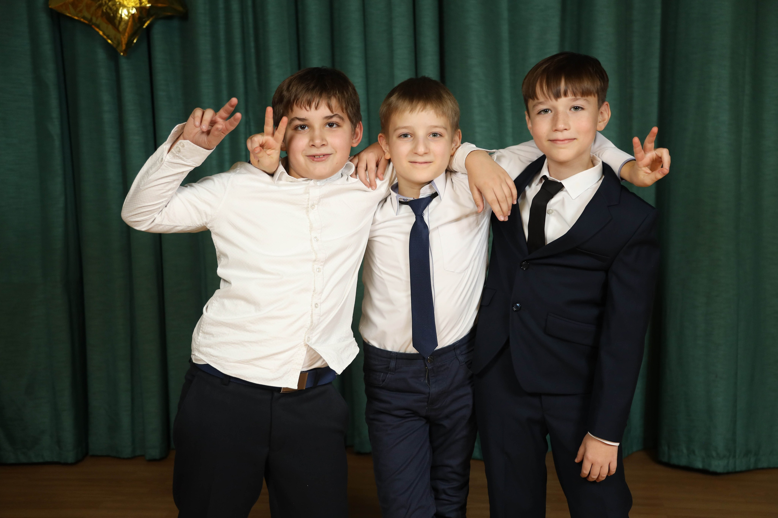 Школьный альбом 4-й класс. Фотограф Антон Чупринин