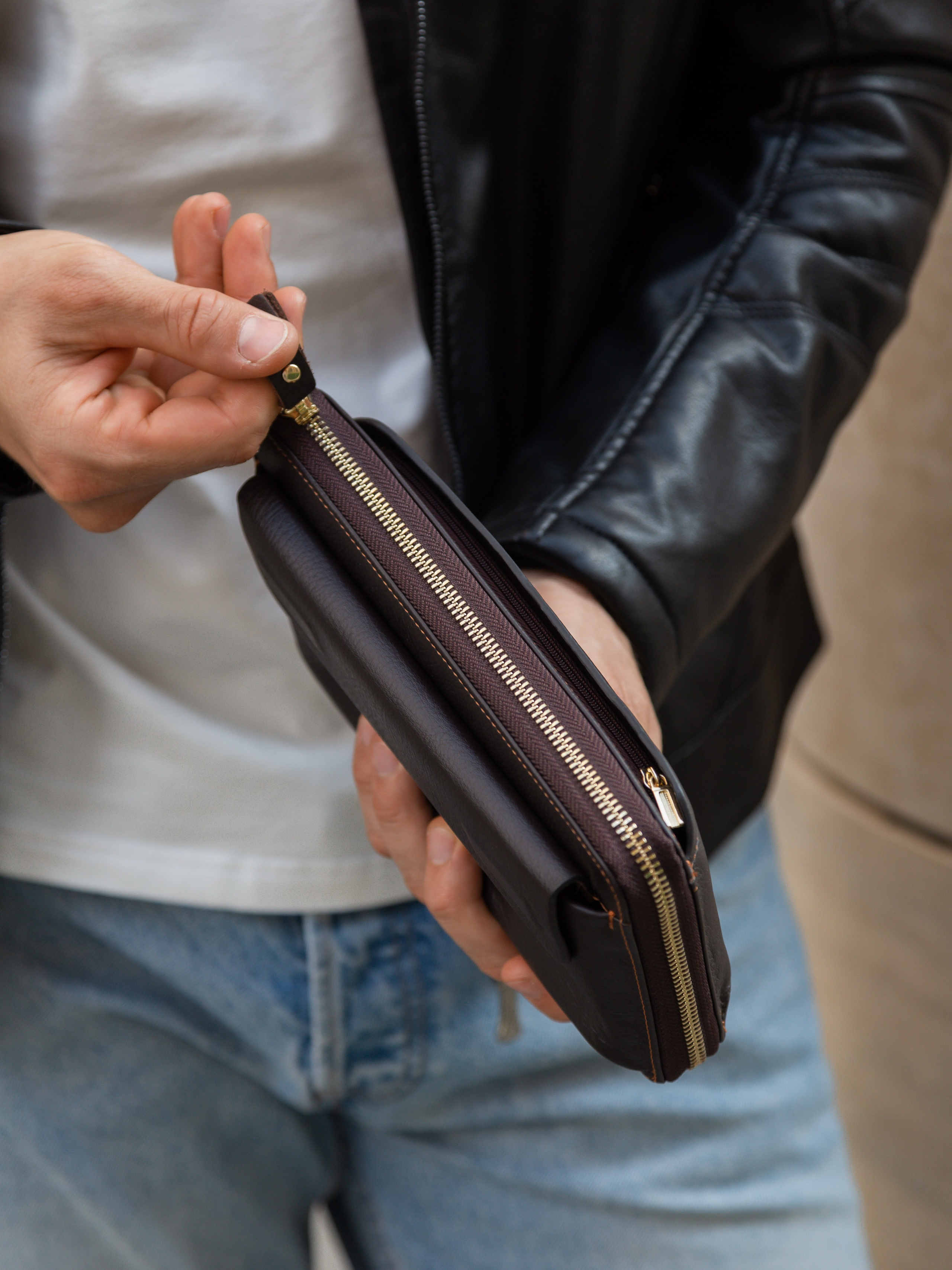 Коммерческая фотосессия мужских сумок для маркетплейсов и социальных сетей. Fashion фотограф в Санкт-Петербурге Савинова Ирина