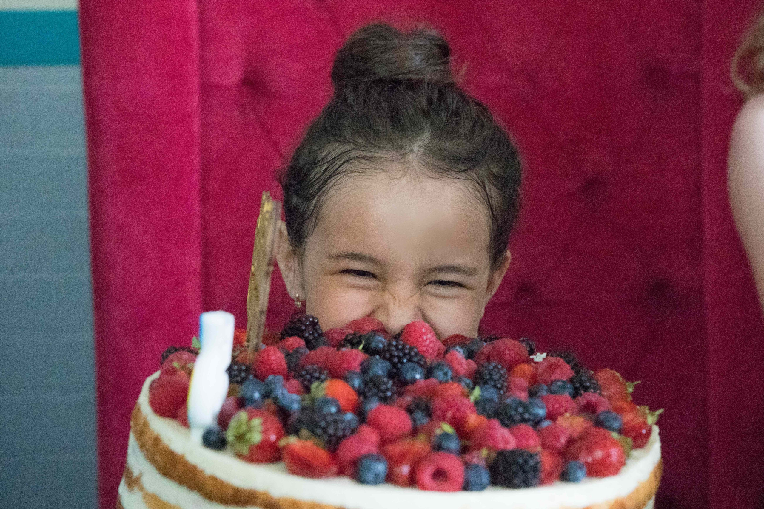 Детская фотосессия с вкусным тортом