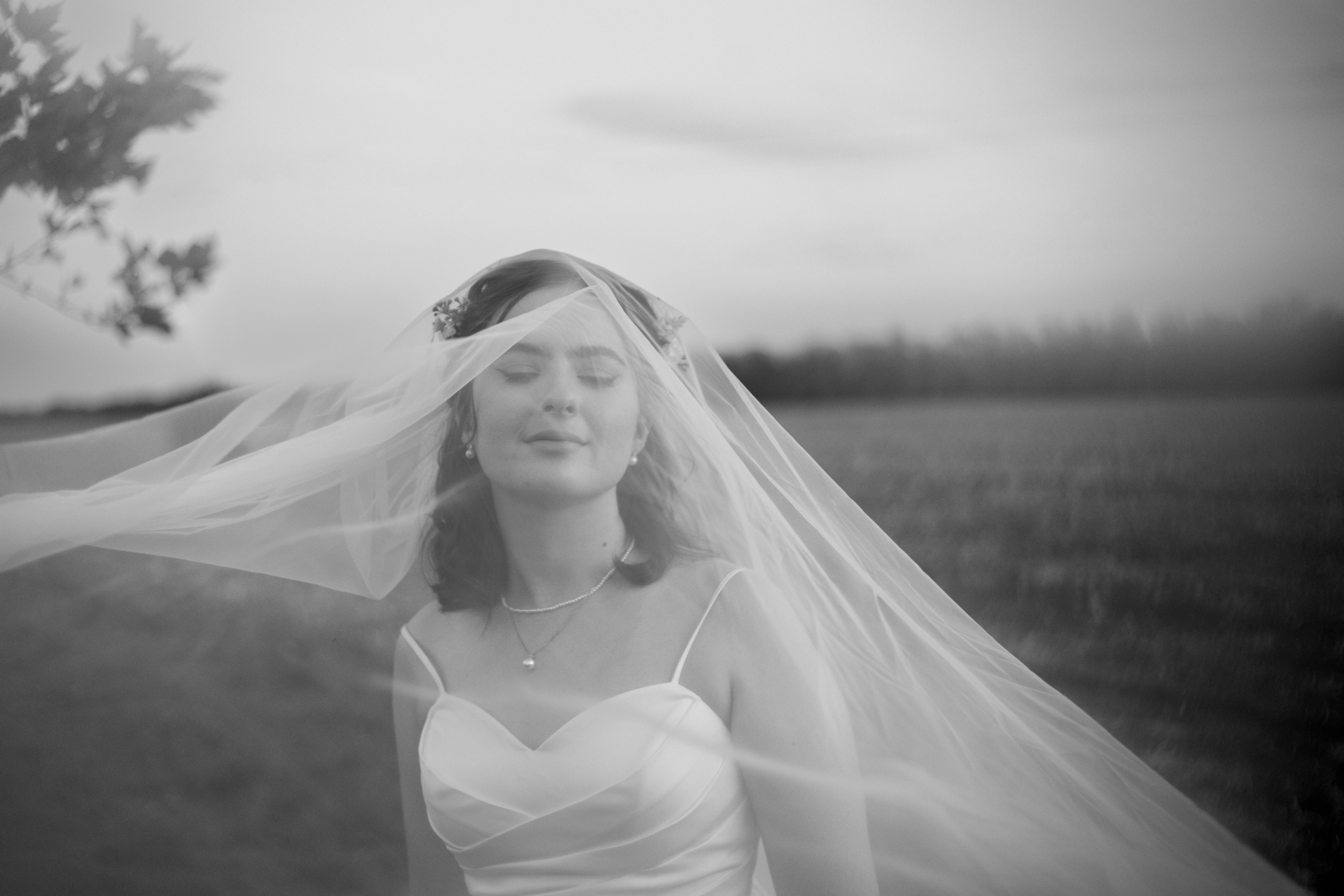 Черно-белый портрет невесты