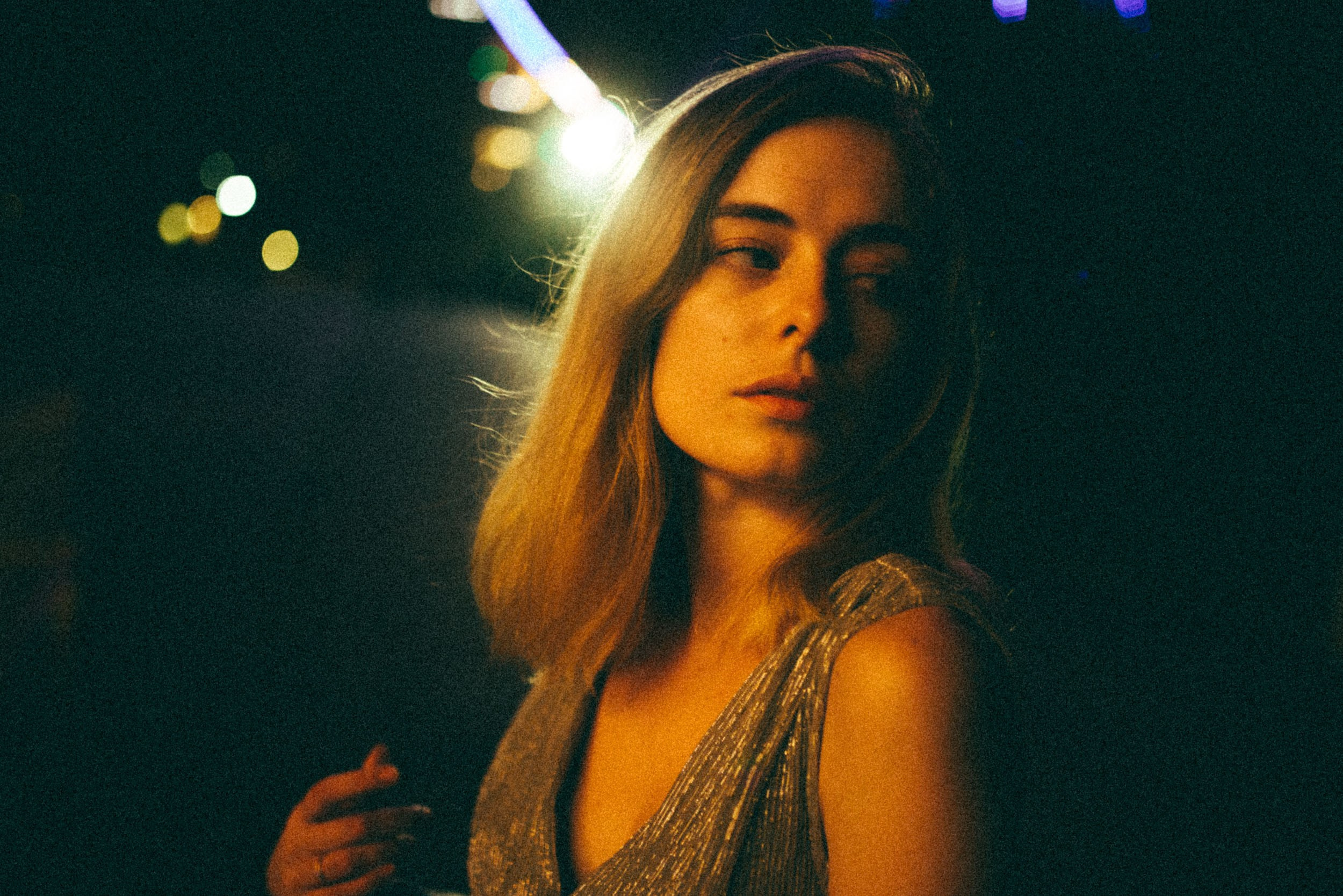 Девушка на прогулке в парке развлечений