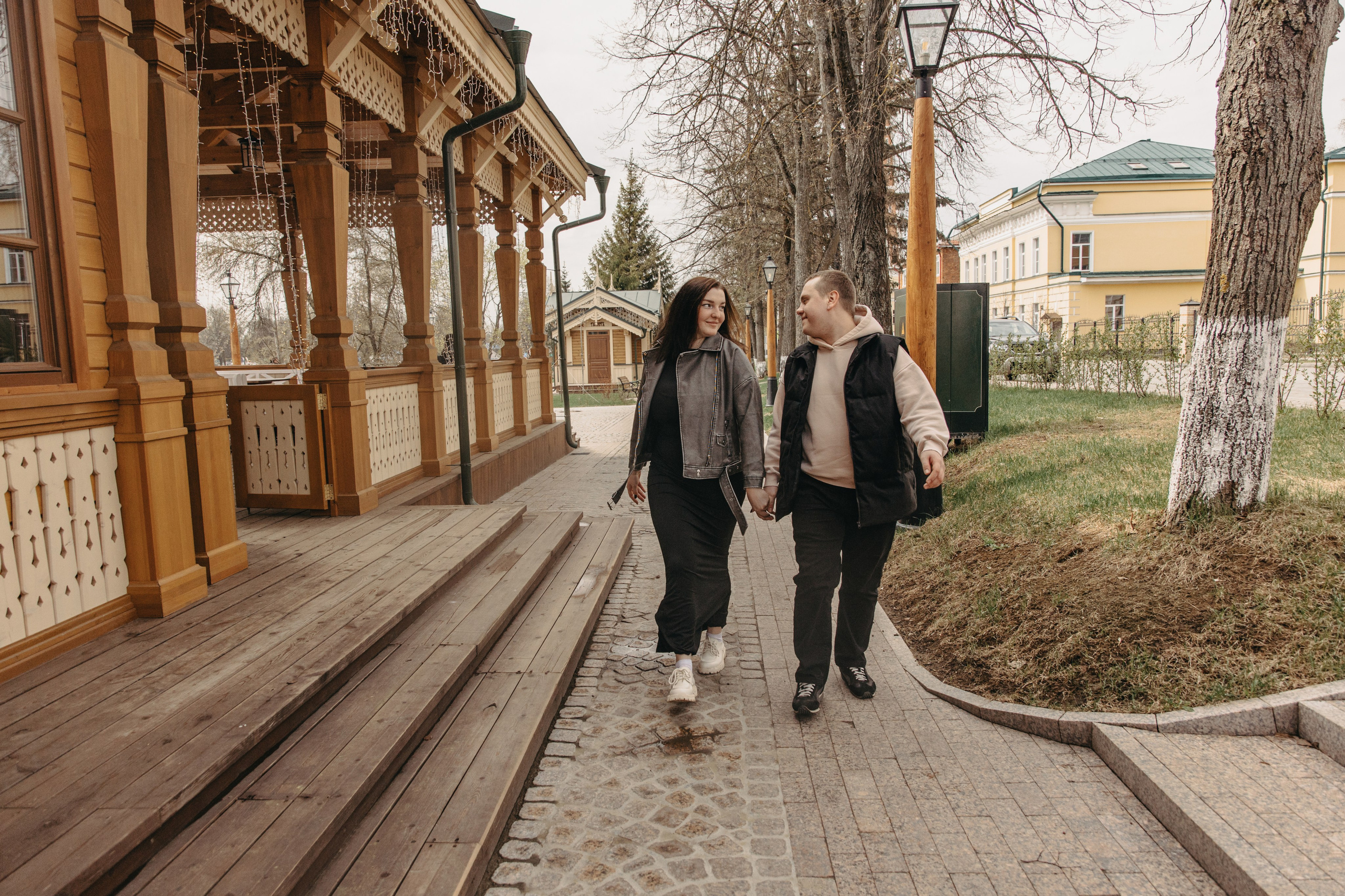 Свадебная пара на прогулке по Бульварной улице – фотосъёмка с настроением