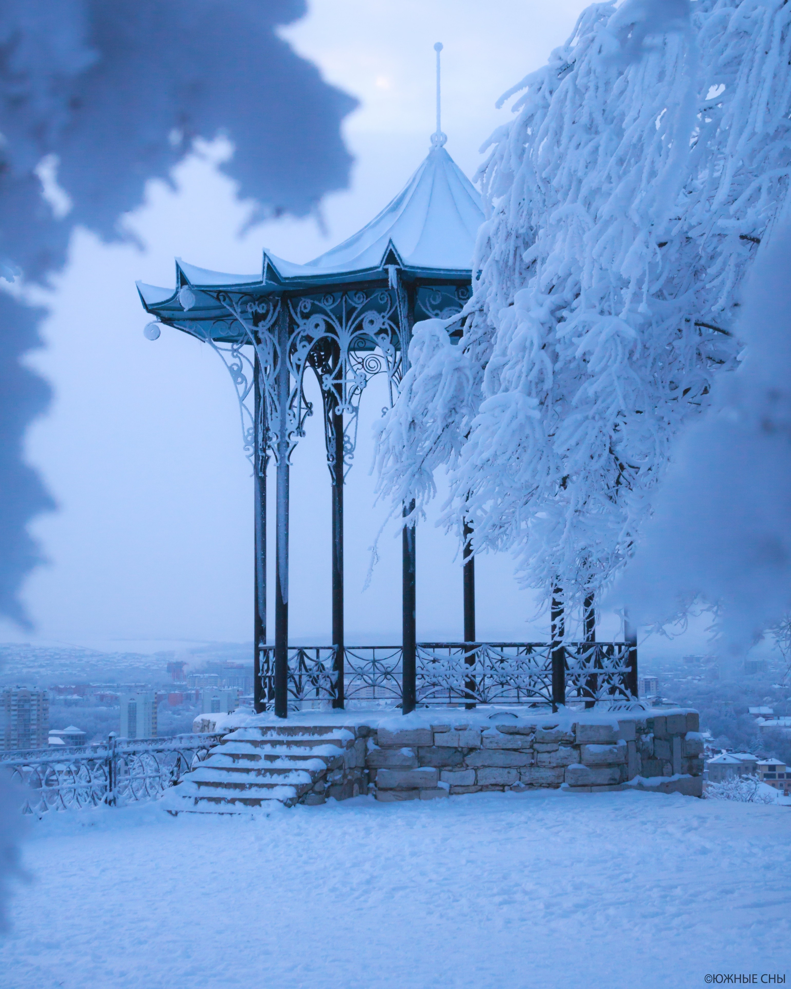 Китайская беседка зимой в Пятигорске