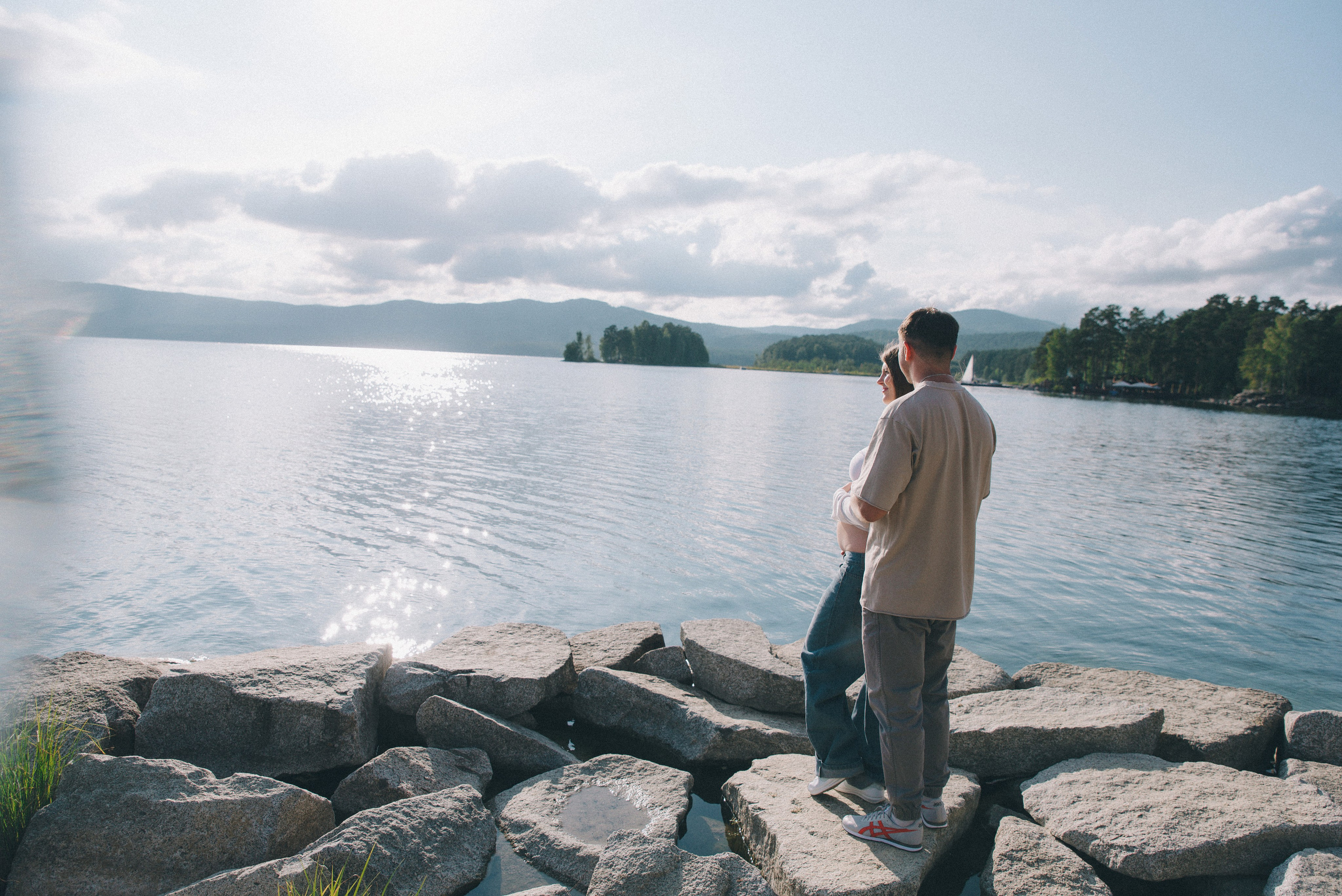 пара на берегу озера