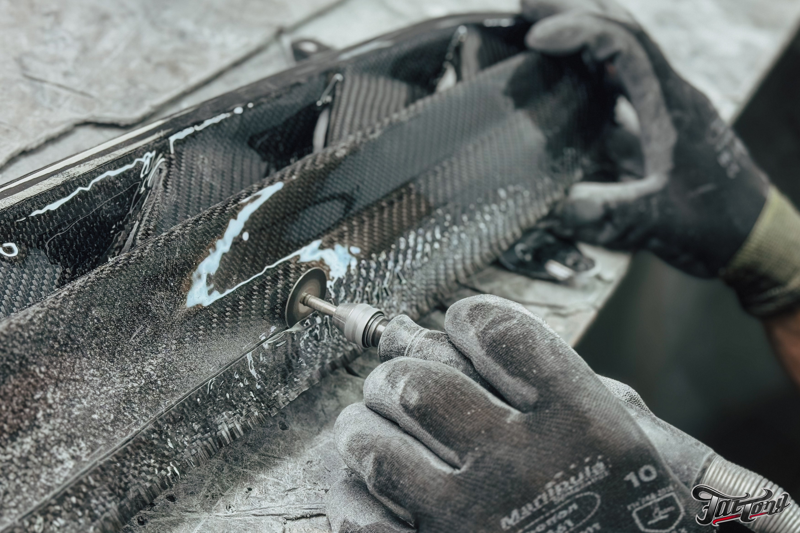 Lamborghini Urus ламинация карбоном вставок в капот, спойлеров, крышки багажника и зеркал. DeLorein