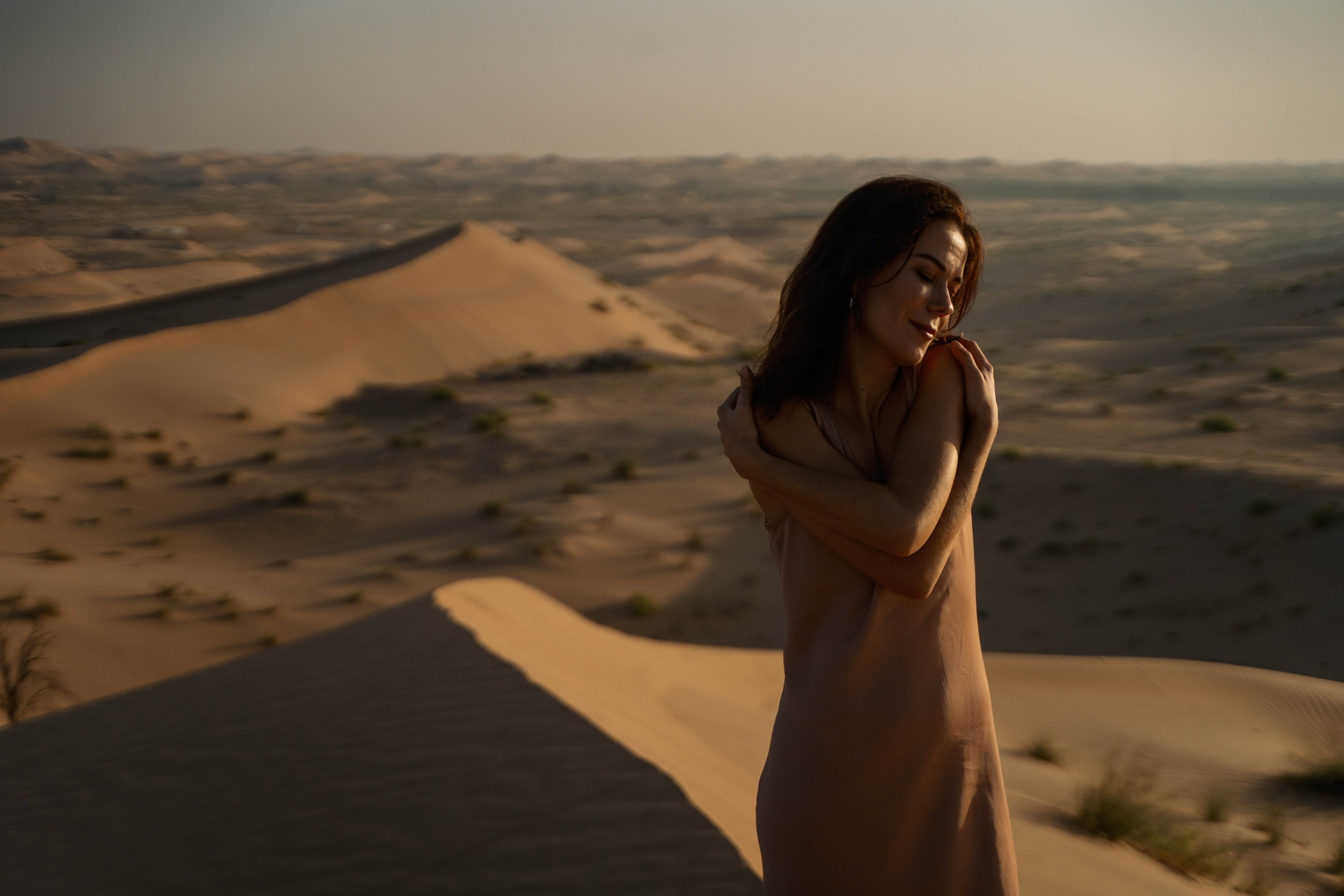 Наташа встречает рассвет в пустыне | Абу-Даби. Фотограф и видеограф в Москве и Абу Даби Мария Кулагина