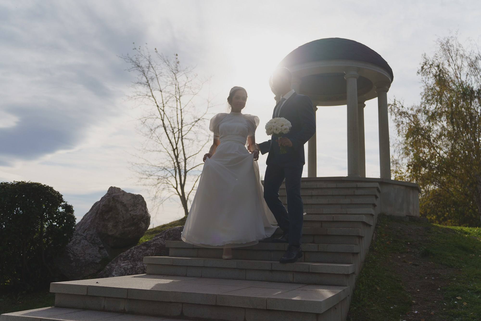 Молодожены на фоне ротонды в закатном небе. фото от свадебного фотографа в Екатеринбурге Евгения Карася
