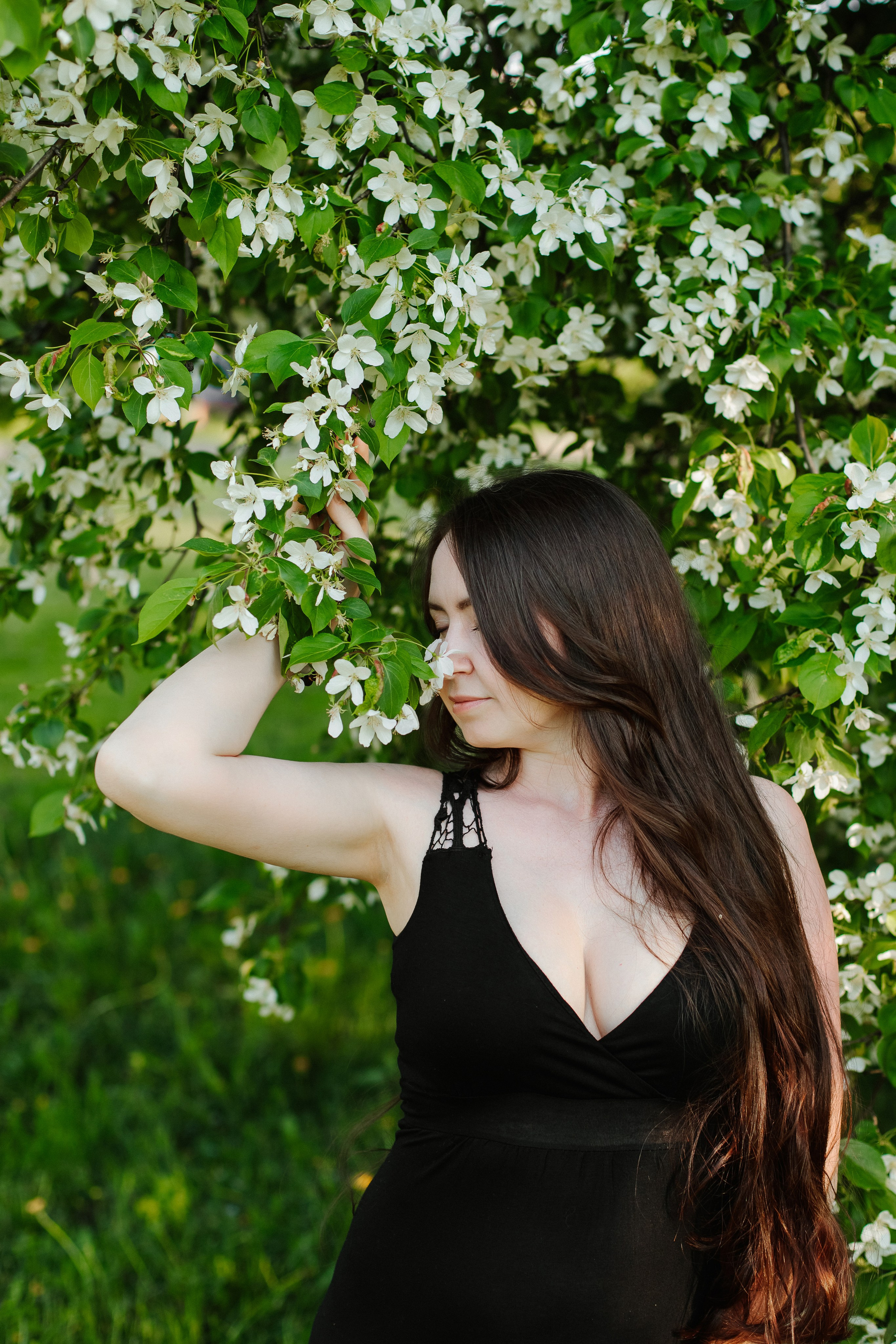 Женская фотосессия в цветении. Контентный фотограф в Перми Натали Кытманова