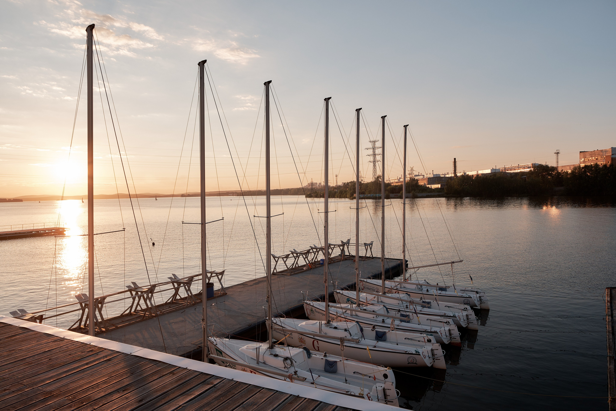 Яхта парус. Свадьба. Свадебный и портретный фотограф в Екатеринбурге Александр Блюденов
