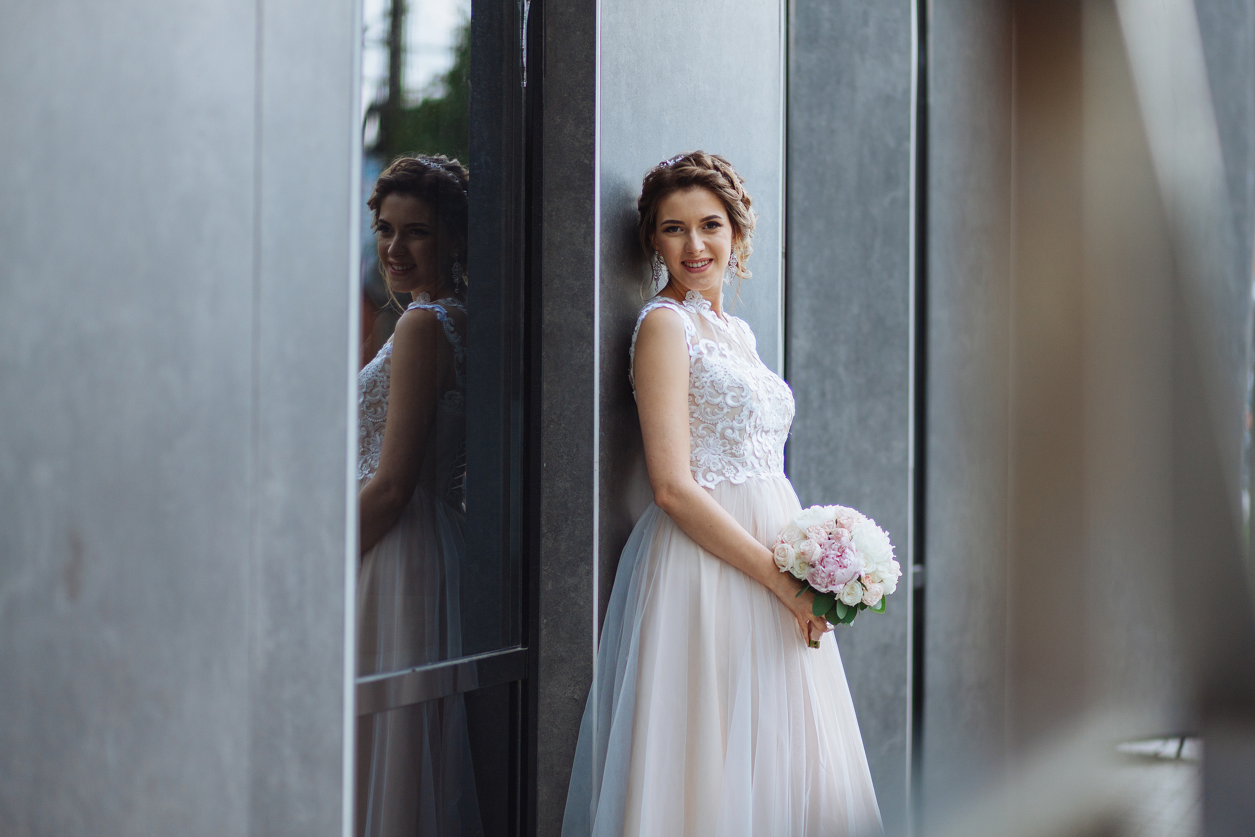 Фотосессия беременной в белой рубашке в номере гостиницы. Олег Сверчков | Свадебный фотограф Вологда