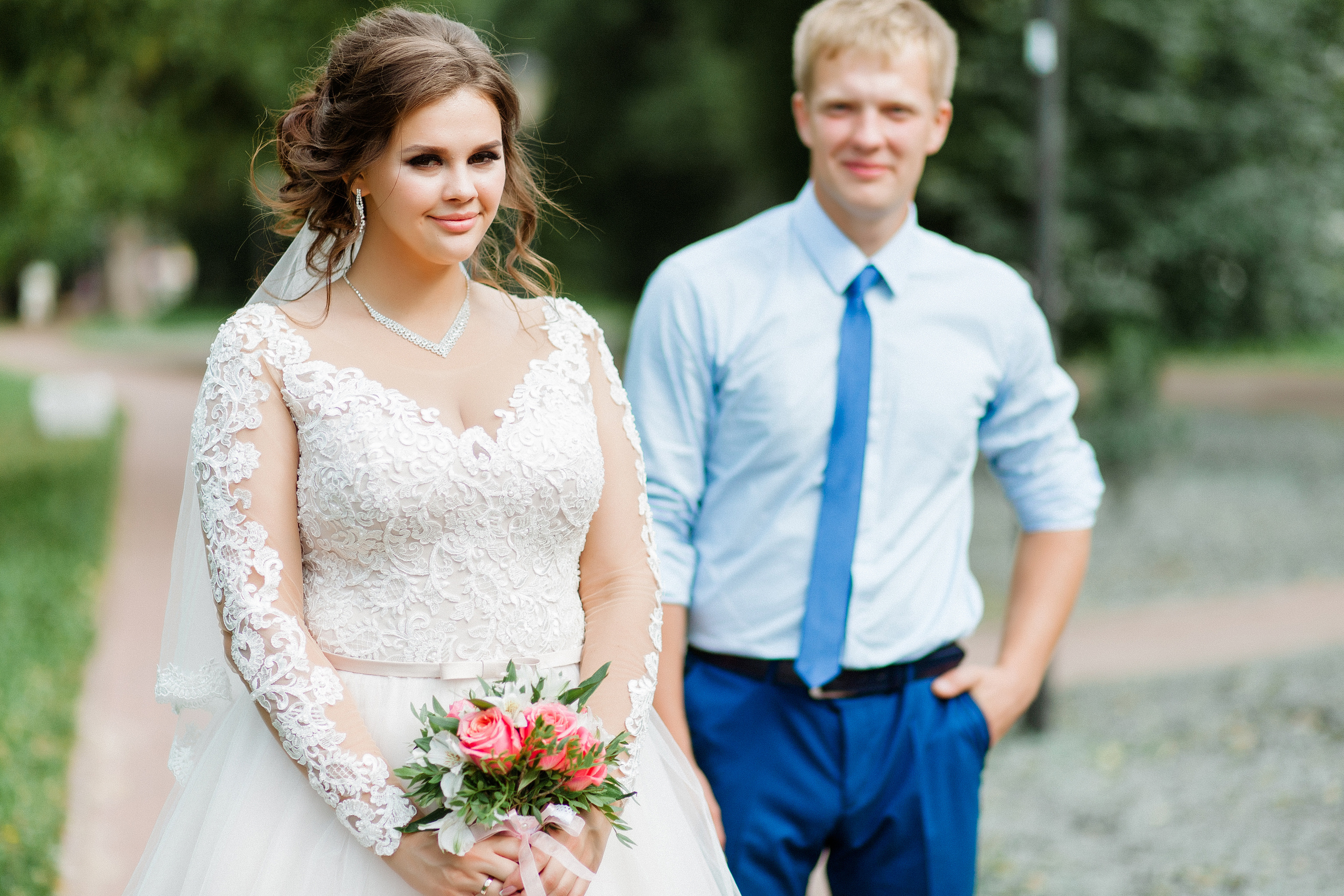 Летняя фотосъёмка жениха и невесты в интерьере ресторана. Олег Сверчков | Свадебный фотограф Вологда