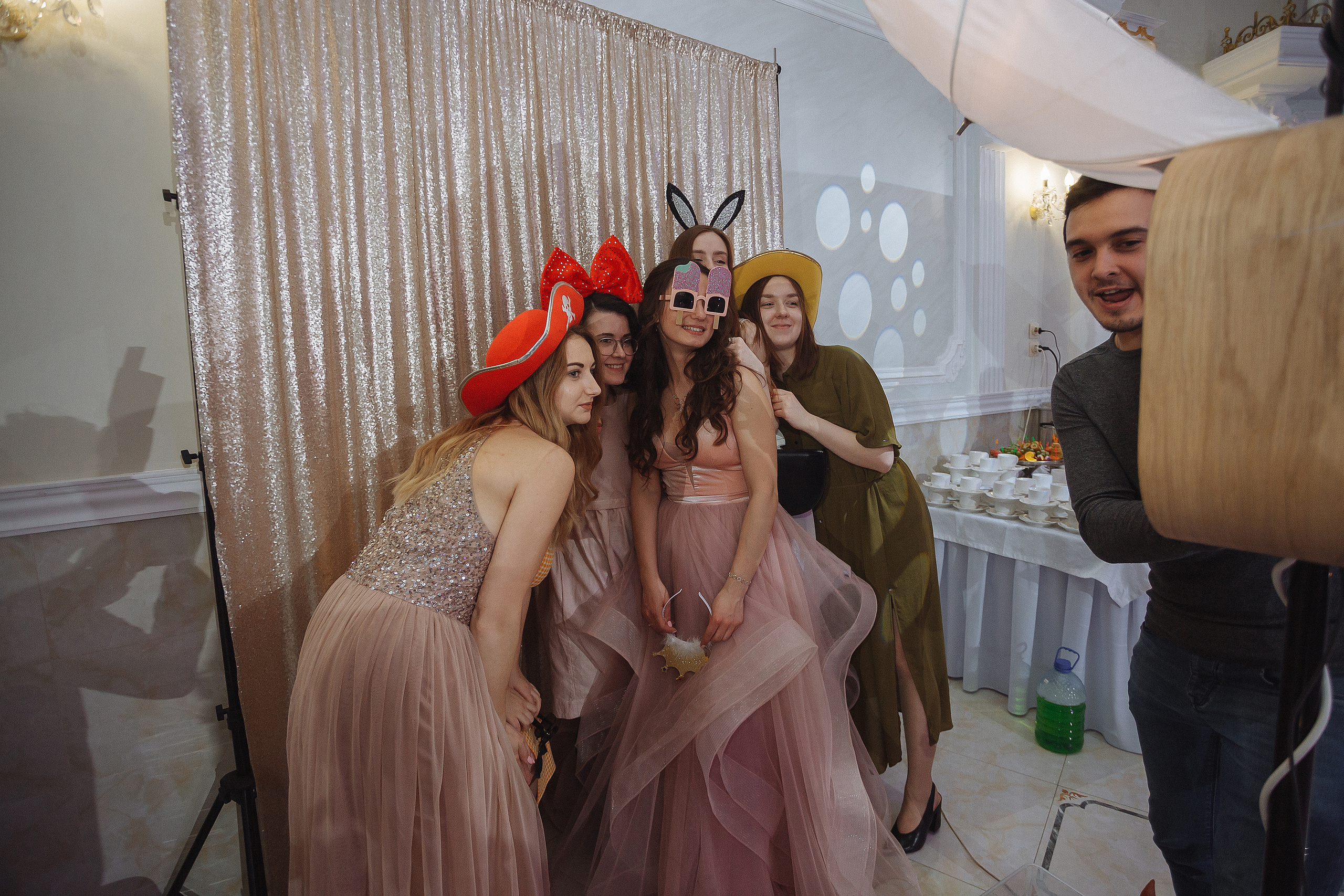 Регистрация в зале ресторана Афины в апреле на фоне кованной арки. Олег Сверчков | Свадебный фотограф Вологда