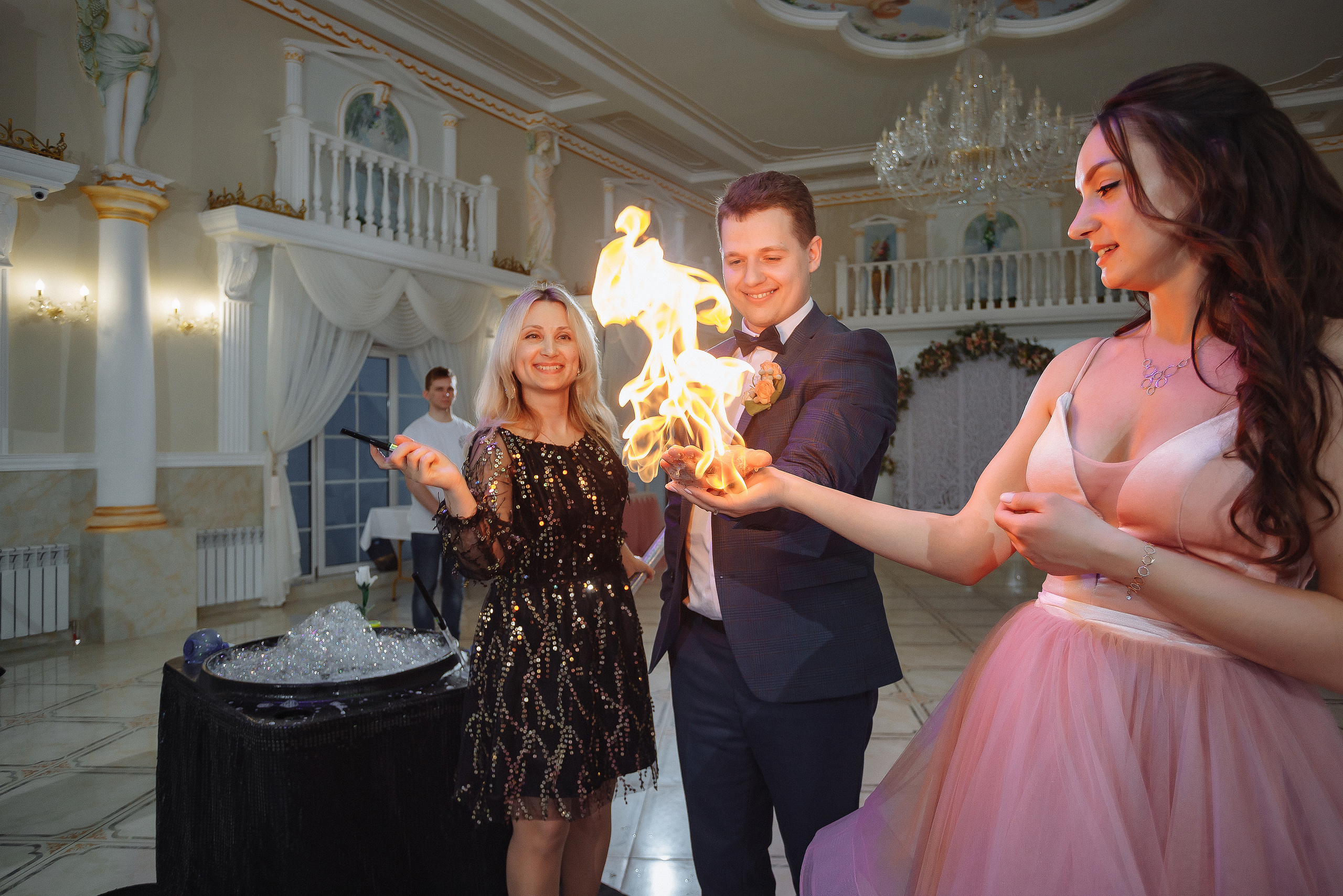 Регистрация в зале ресторана Афины в апреле на фоне кованной арки. Олег Сверчков | Свадебный фотограф Вологда