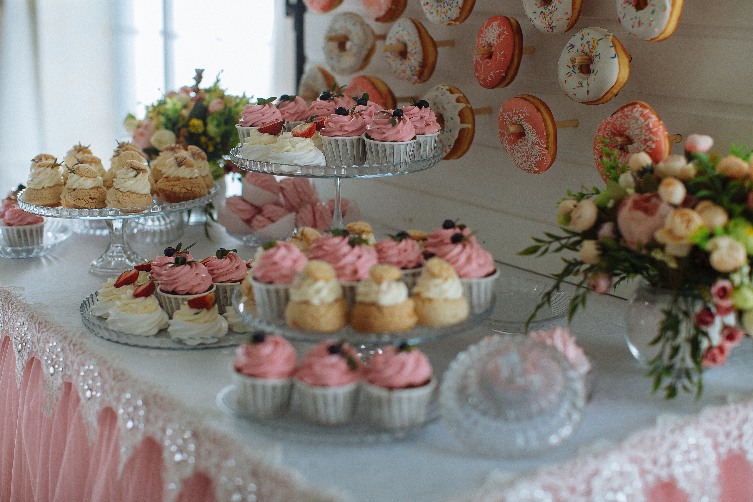 Регистрация в зале ресторана Афины в апреле на фоне кованной арки. Олег Сверчков | Свадебный фотограф Вологда