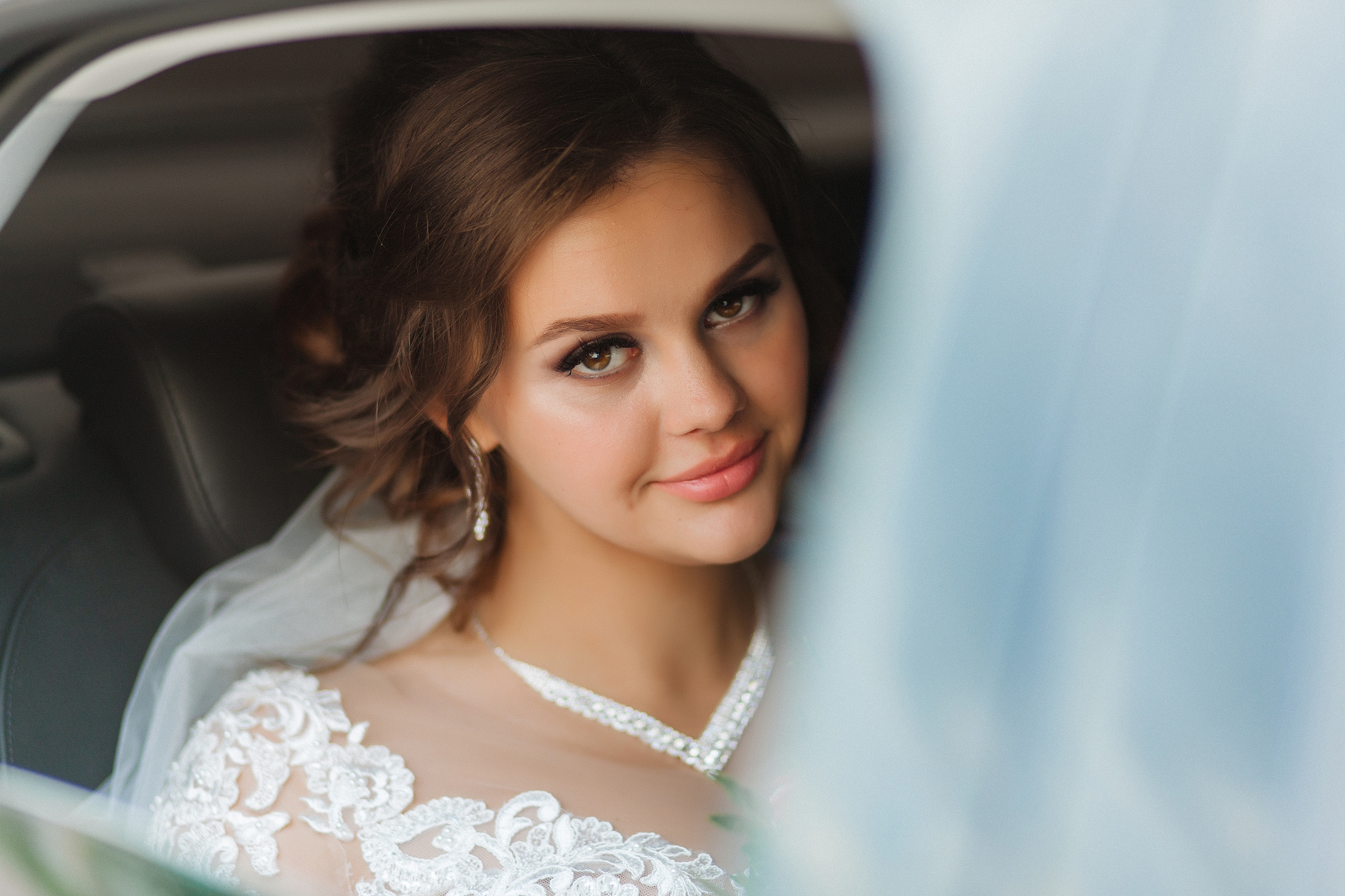 Летняя фотосъёмка жениха и невесты в интерьере ресторана. Олег Сверчков | Свадебный фотограф Вологда