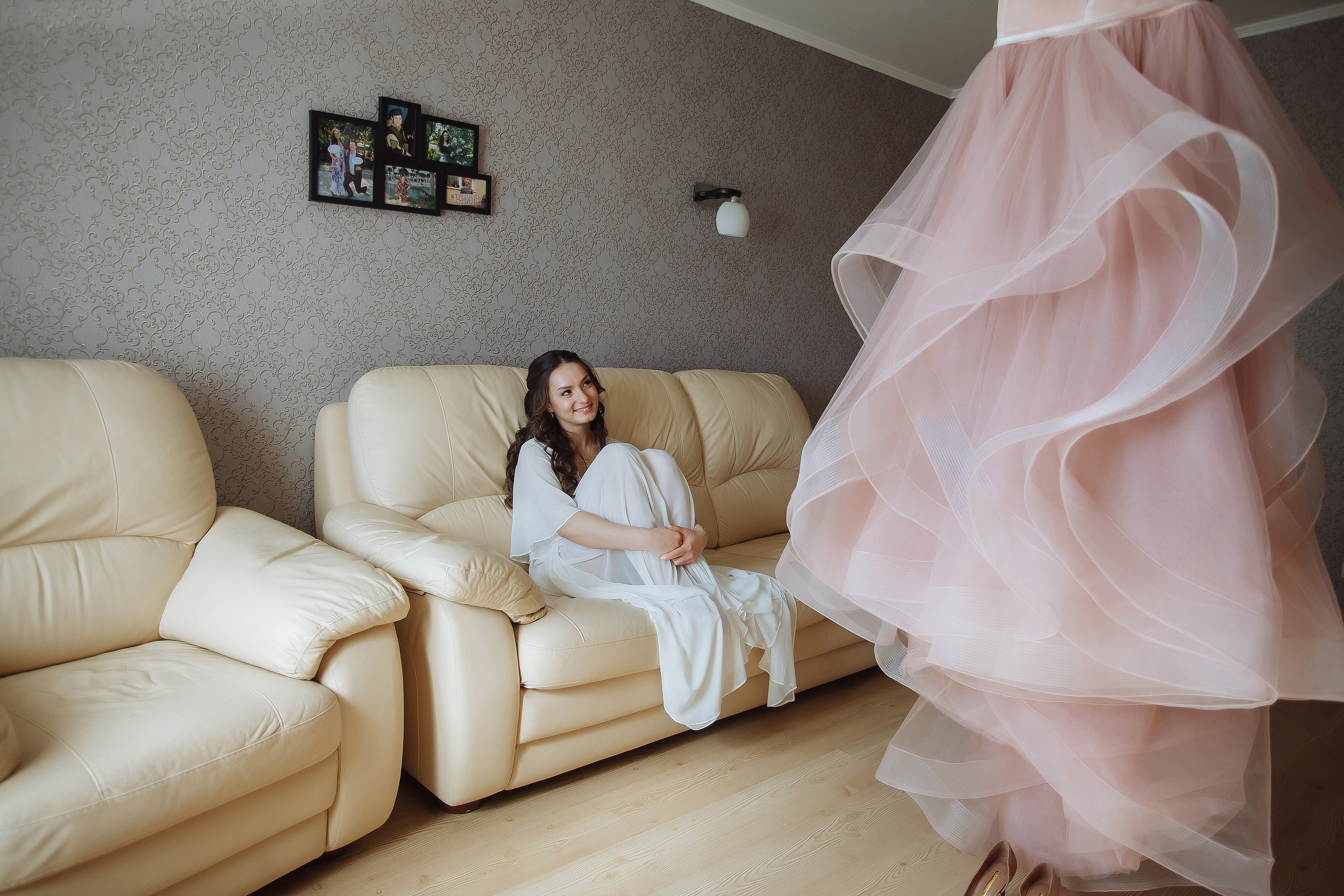 Регистрация в зале ресторана Афины в апреле на фоне кованной арки. Олег Сверчков | Свадебный фотограф Вологда