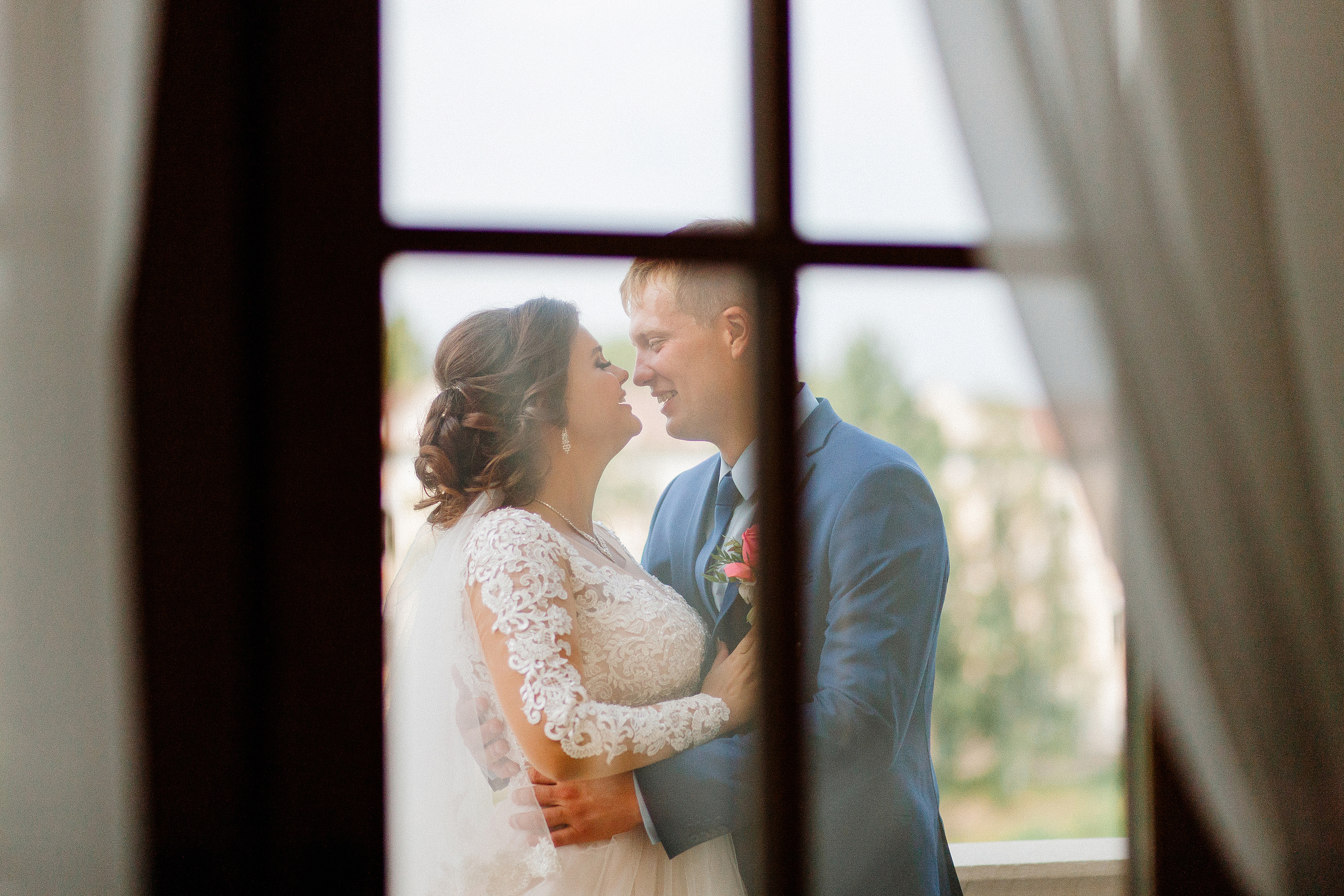 Летняя фотосъёмка жениха и невесты в интерьере ресторана. Олег Сверчков | Свадебный фотограф Вологда