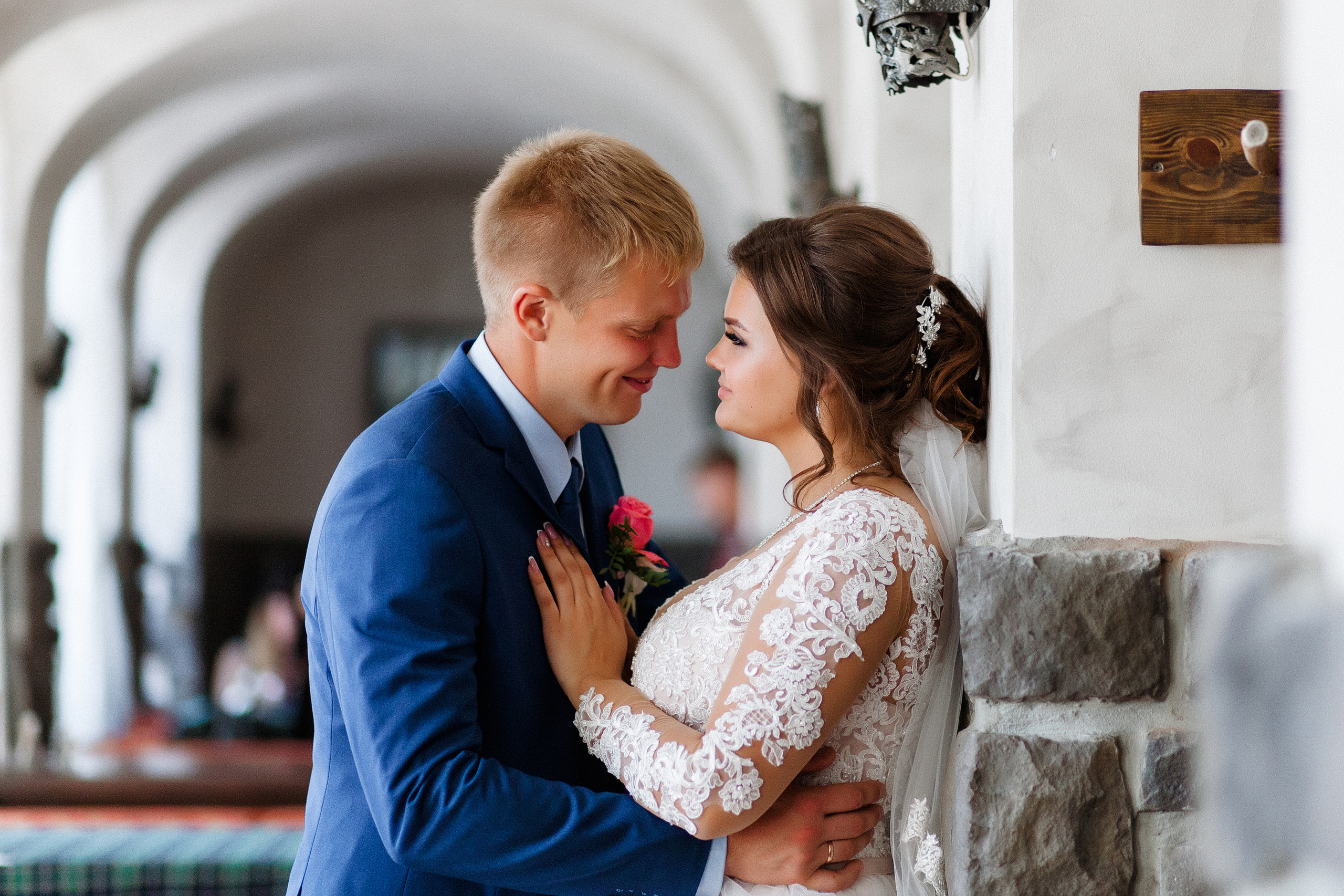 Летняя фотосъёмка жениха и невесты в интерьере ресторана. Олег Сверчков | Свадебный фотограф Вологда