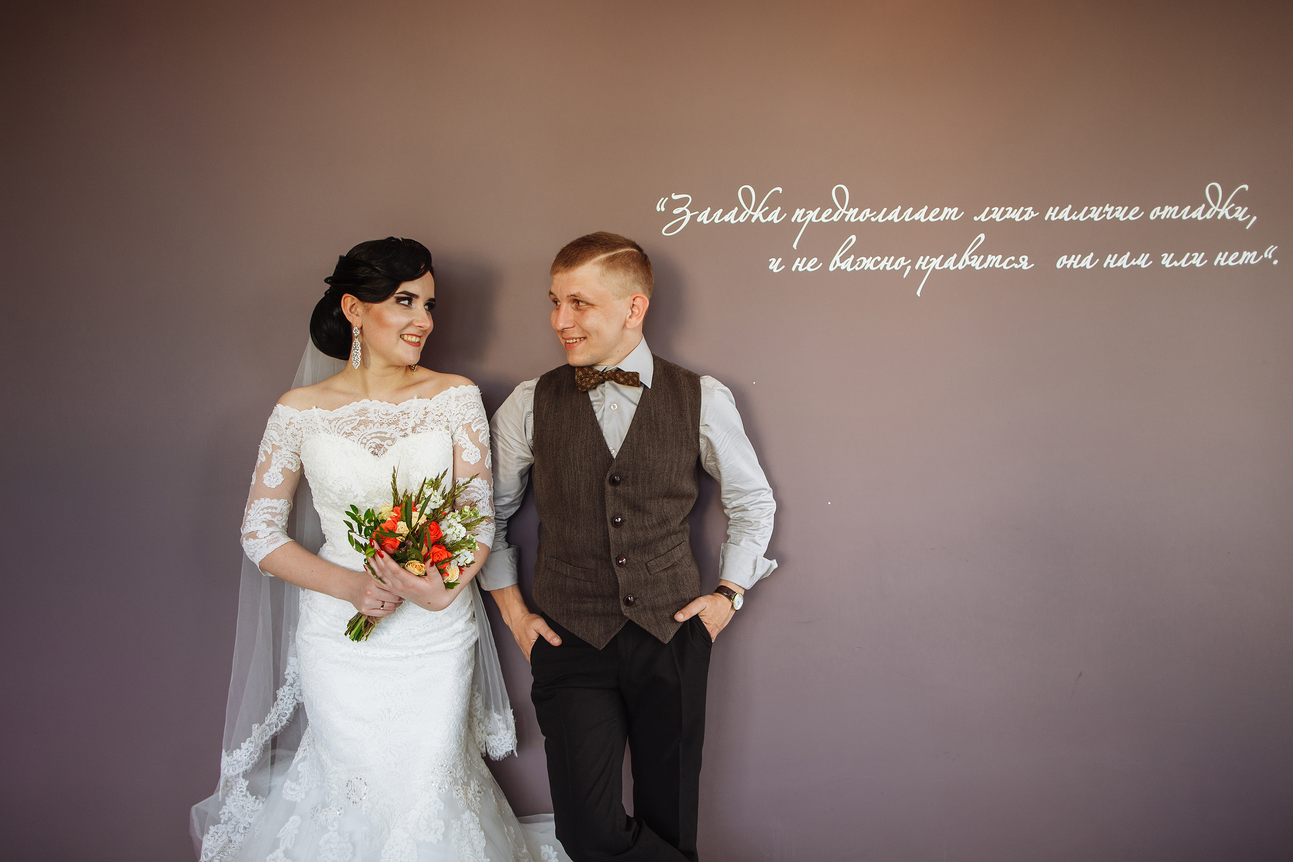 Фотосессии Стеллы и Алексея в августе в прохладном номере отеля. Олег Сверчков | Свадебный фотограф Вологда