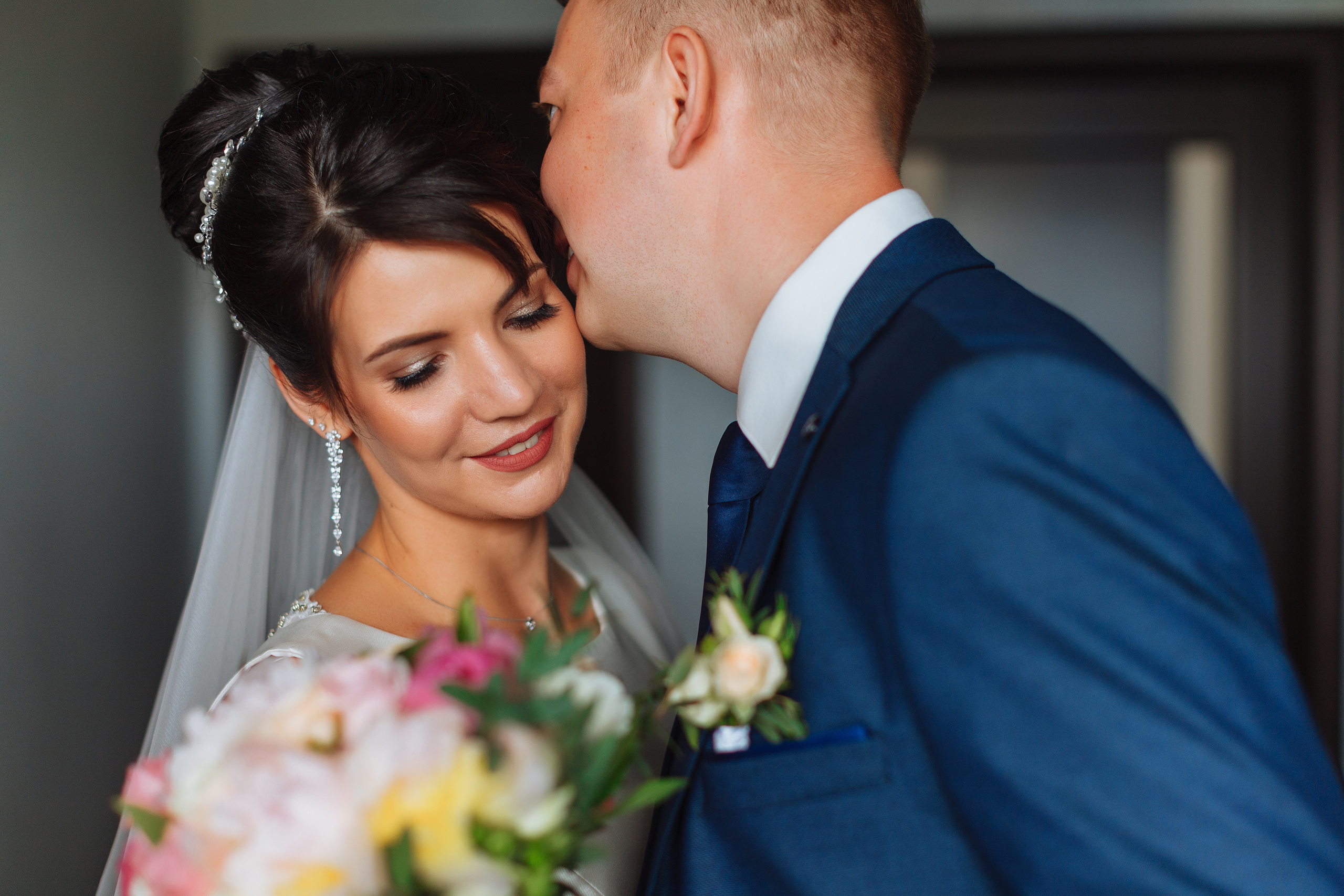 Осенние сборы невесты в квартире студии с женихом. Олег Сверчков | Свадебный фотограф Вологда