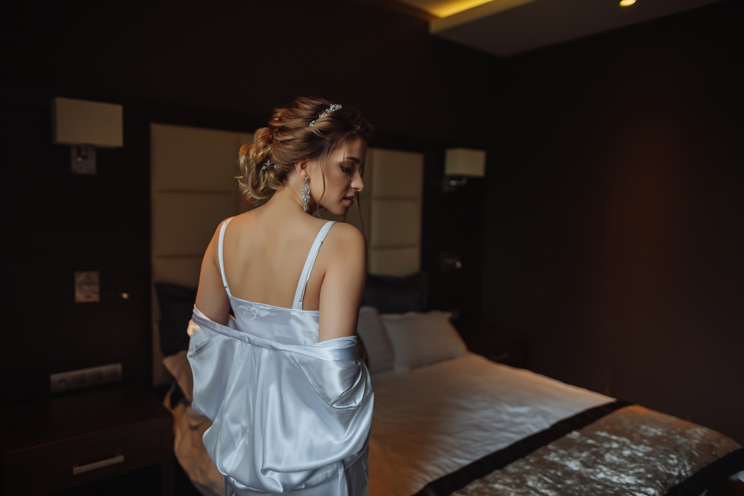 Фотосессия беременной в белой рубашке в номере гостиницы. Олег Сверчков | Свадебный фотограф Вологда