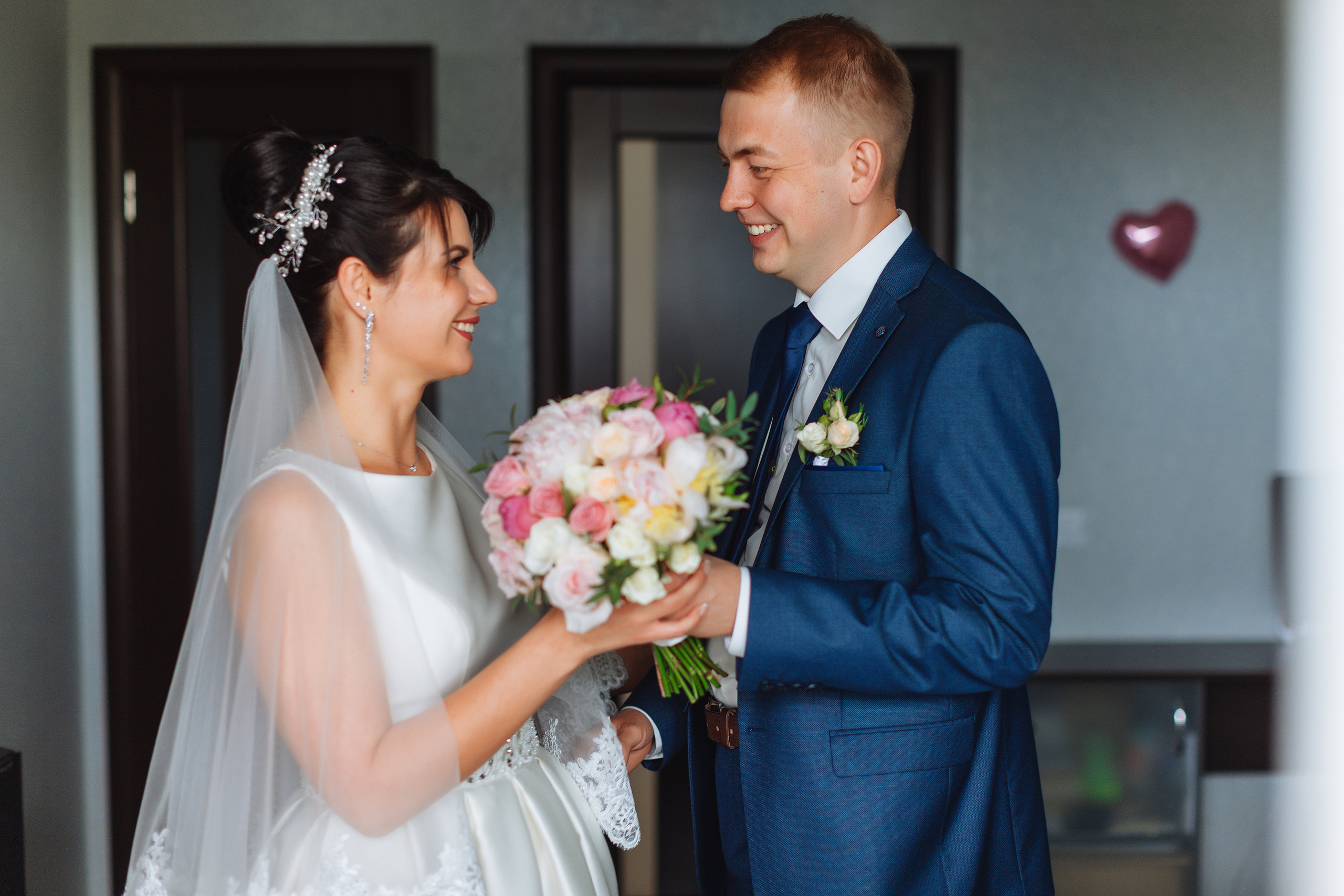 Осенние сборы невесты в квартире студии с женихом. Олег Сверчков | Свадебный фотограф Вологда