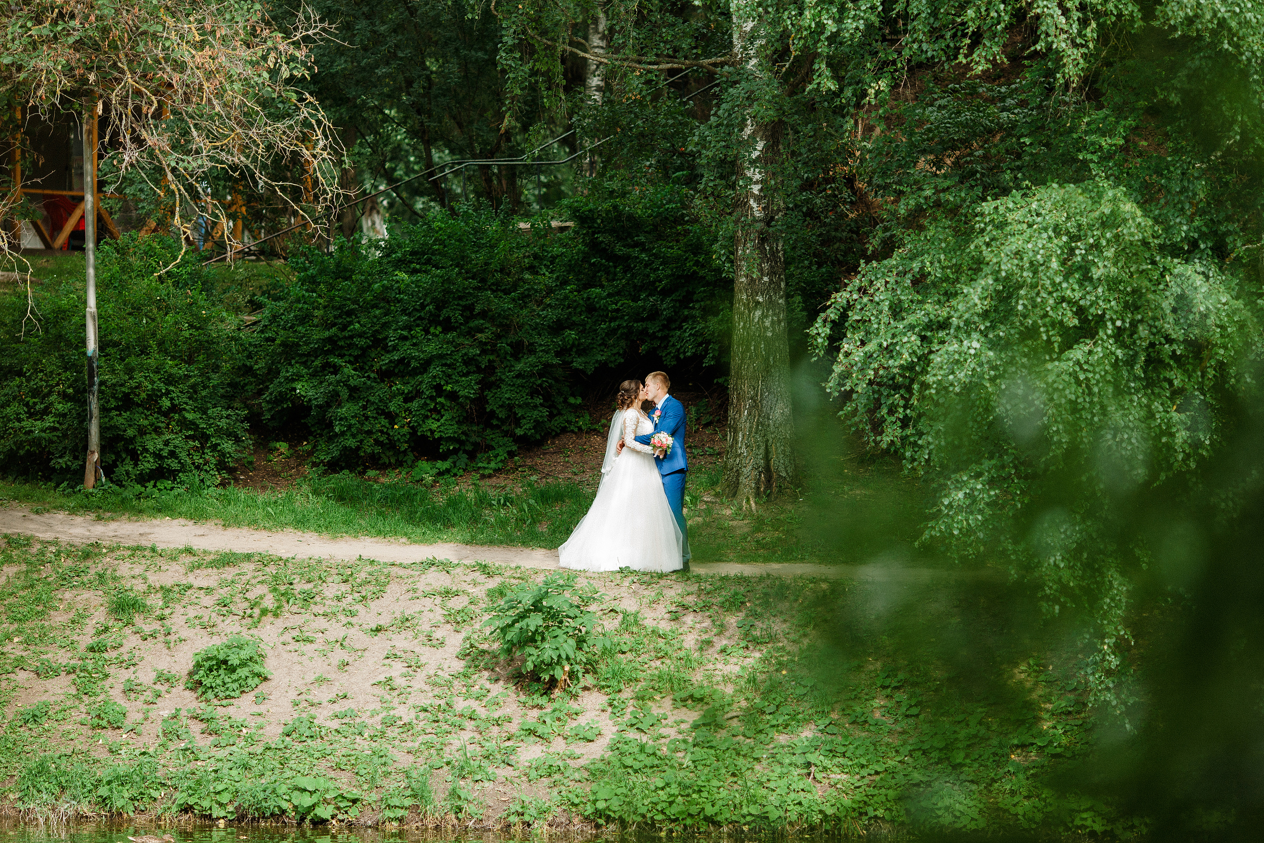 Летняя фотосъёмка жениха и невесты в интерьере ресторана. Олег Сверчков | Свадебный фотограф Вологда